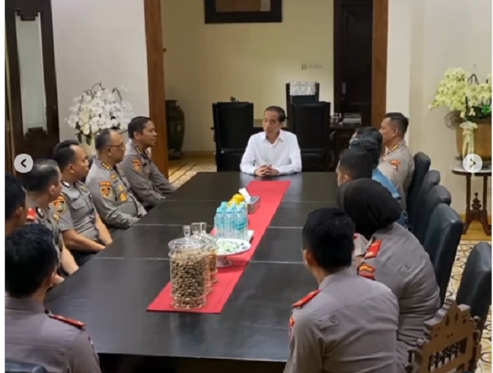 Peserta Serdik Sespimmen Polri Pendidikan Reguler ke-65 bertamu ke rumah Jokowi di Kelurahan Sumber, Banjarsari Solo, Kamis (17/4/2025).