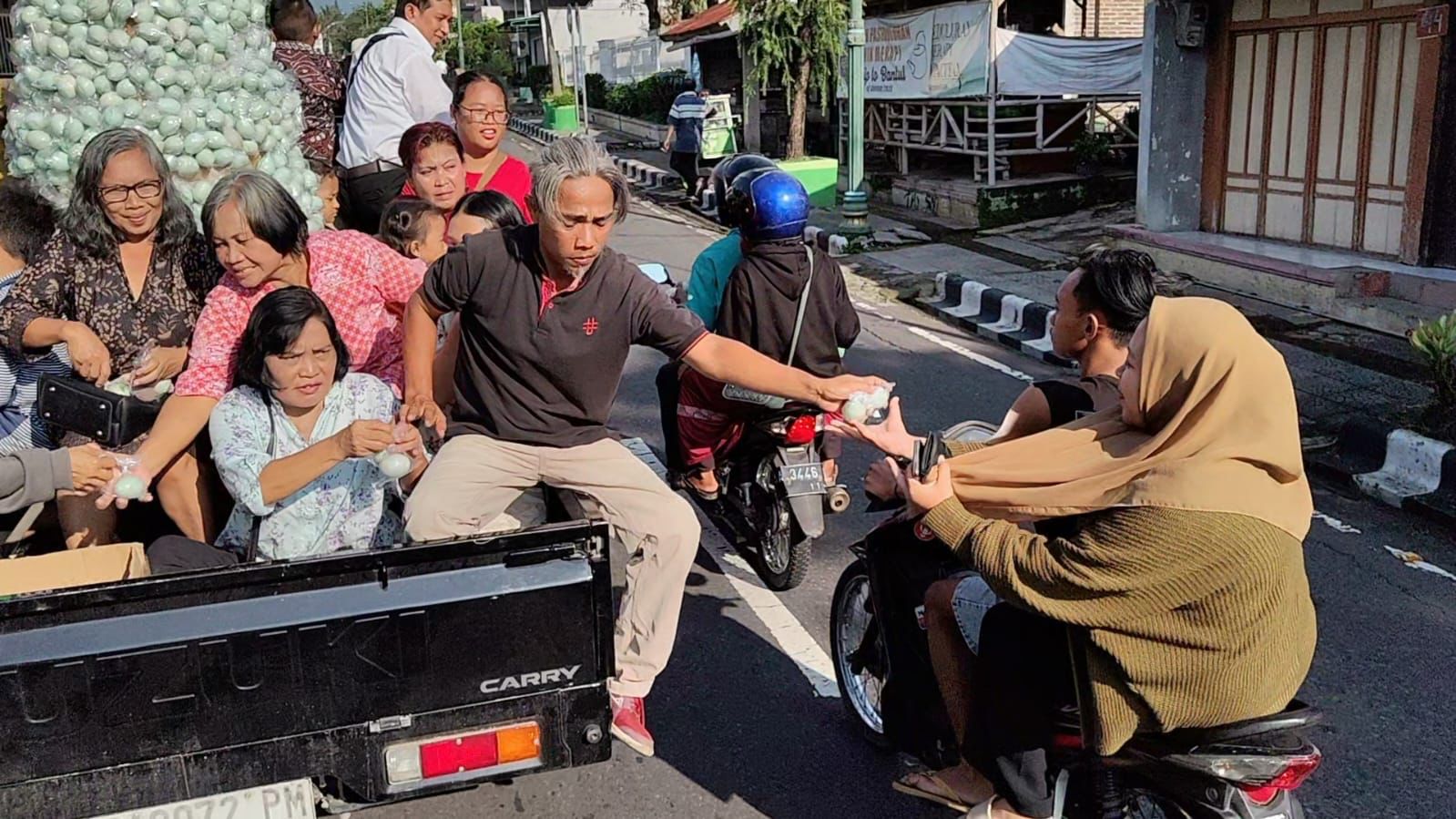 Jemaat Gereja Sidang Jemaat Allah Immanuel Boyolali bagikan telur asin dalam rangka Paskah, Minggu (20/4/2025).