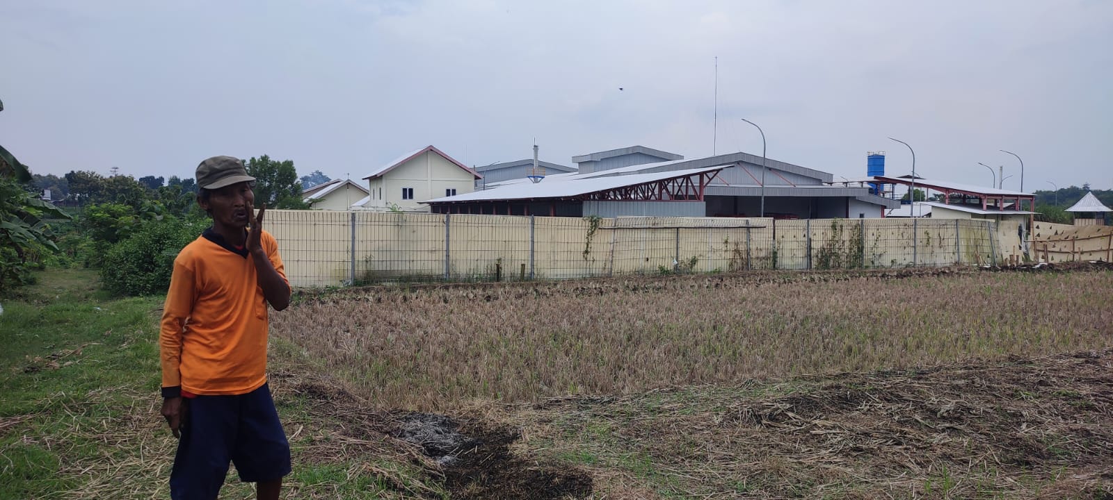 Petani menunjukkan pabrik PT Charoen Pokphand di Desa Pagak, Kecamatan Sambungmacan, Sragen. (Ahmad Khairudin/Radar Solo)