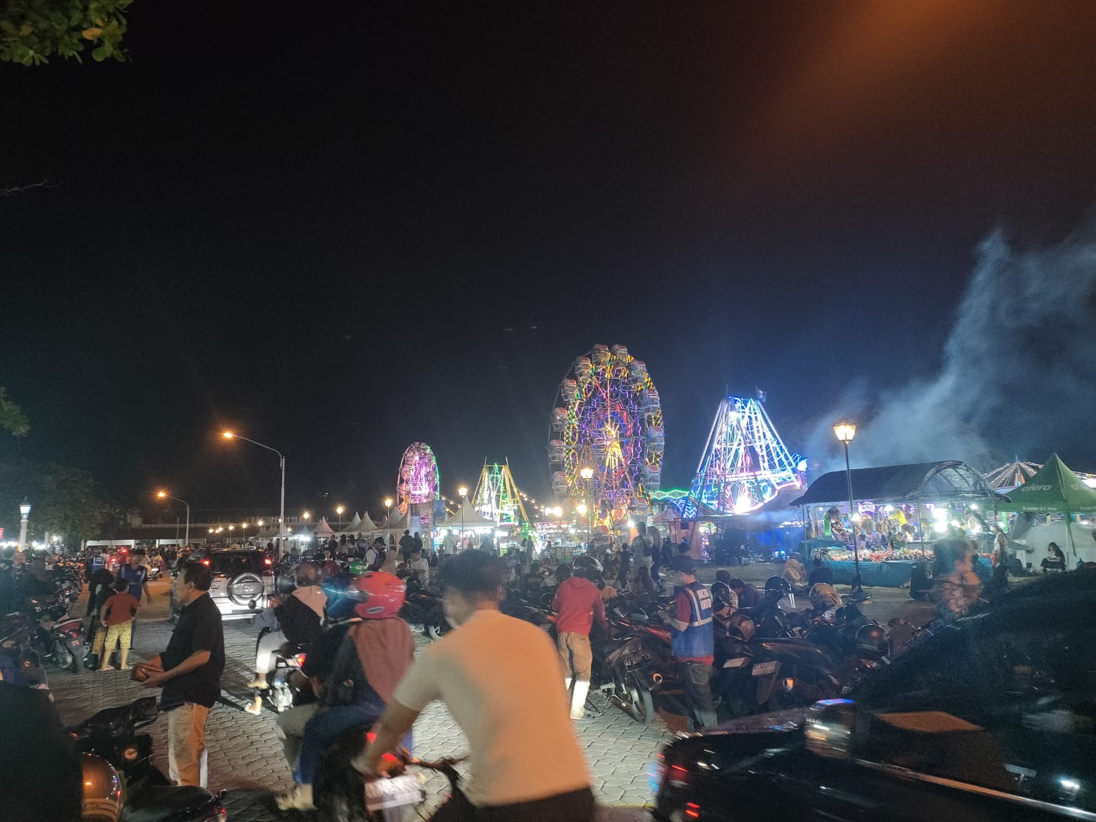 Suasana Pasar Malam di Alun-alun Kidul Keraton Kasunanan Surakarta, Minggu (21/4/2025).