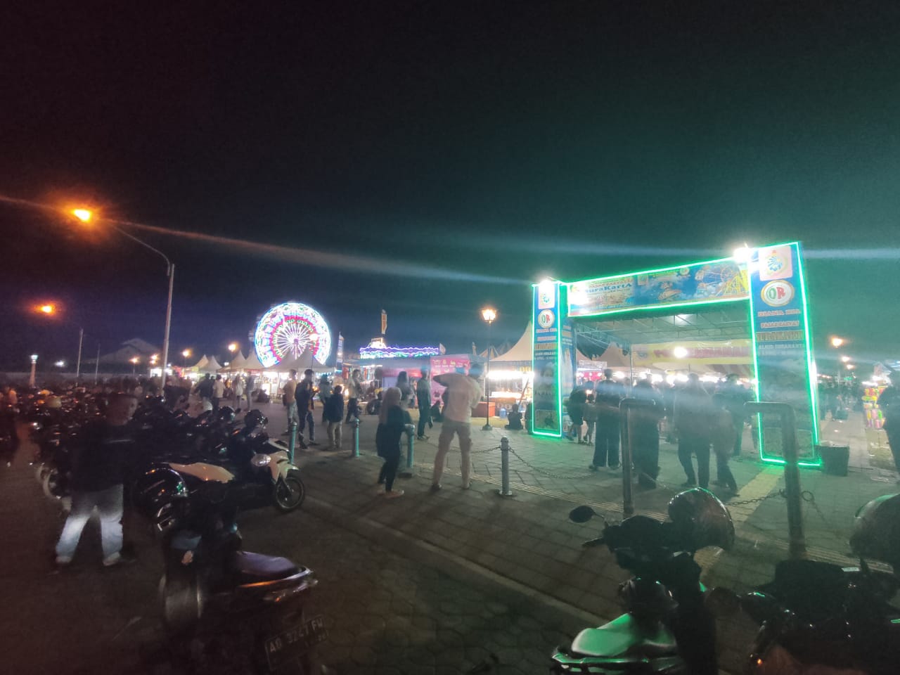 Suasana Pasar Malam di Alun-alun Kidul Keraton Kasunanan Surakarta, Minggu (21/4/2025).