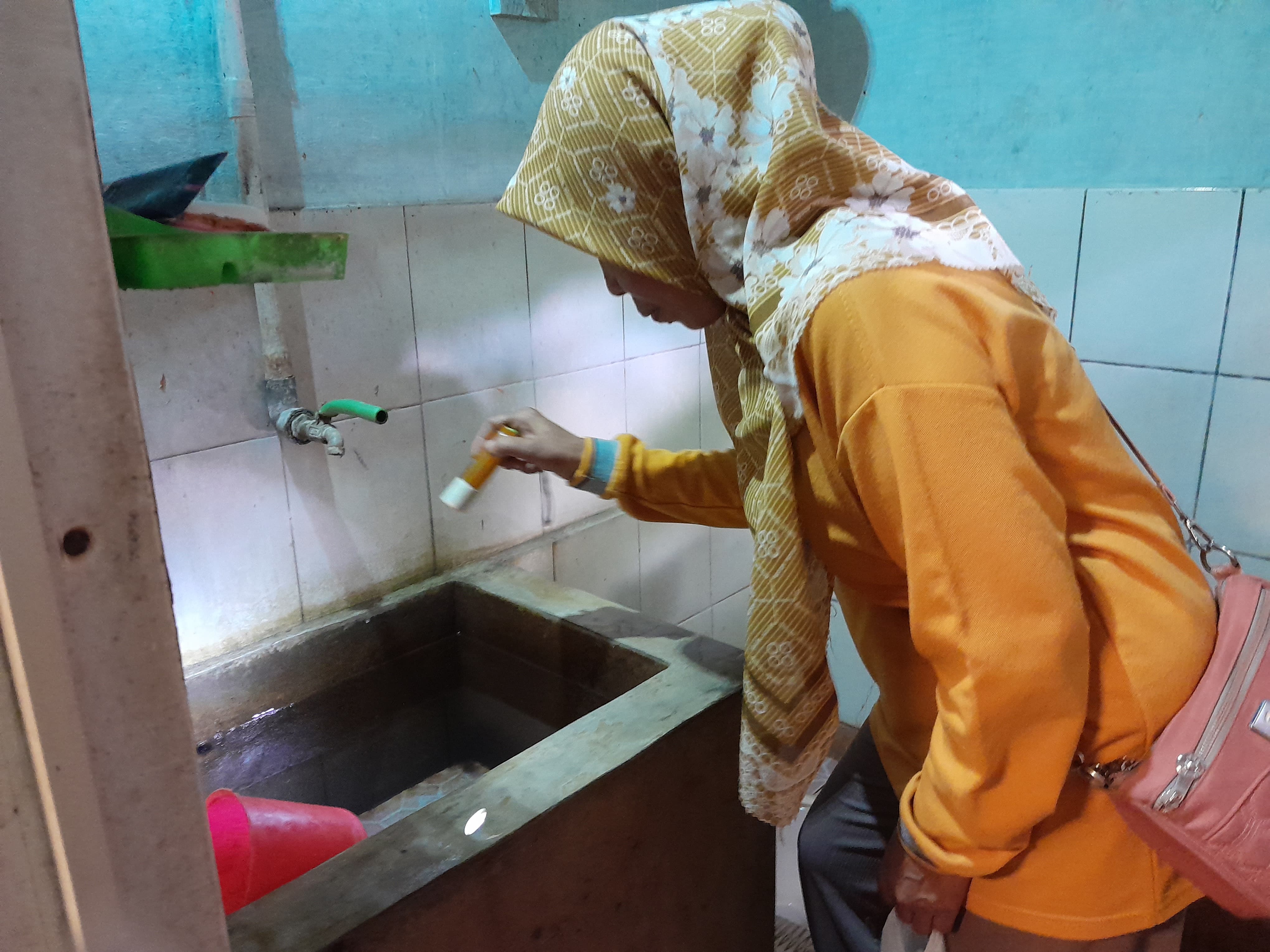 Petugas dari Dinas Kesehatan Kabupaten Sukoharjo cek jentik nyamuk.