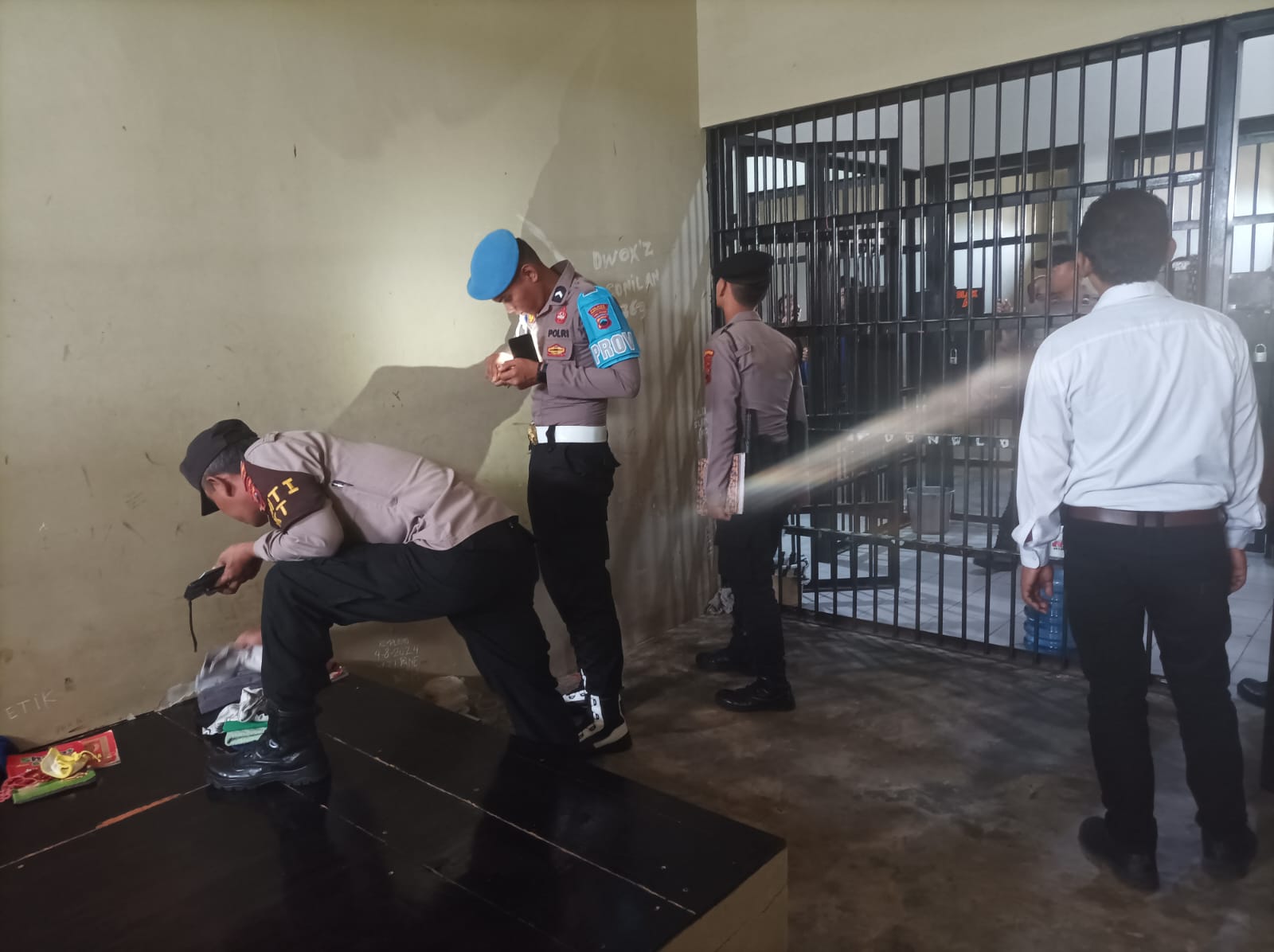Satuan Tahti bersama Sie Propam Polres Sukoharjo&nbsp;sidak ke ruang tahanan Mapolres Sukoharjo pada Senin (21/4/2025).