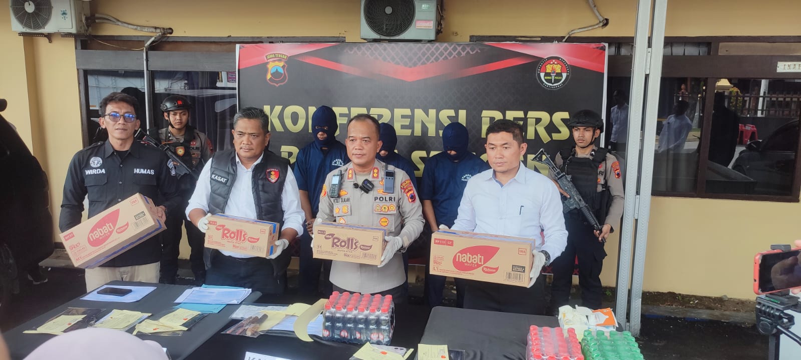 Kapolres Sragen AKBP Petrus Parningotan Silalahi (depan dua dari kanan) menunjukkan tersangka dan barang bukti penggelapan truk berisi snack Rp 604 juta. (Ahmad Khairudin/Radar Solo)