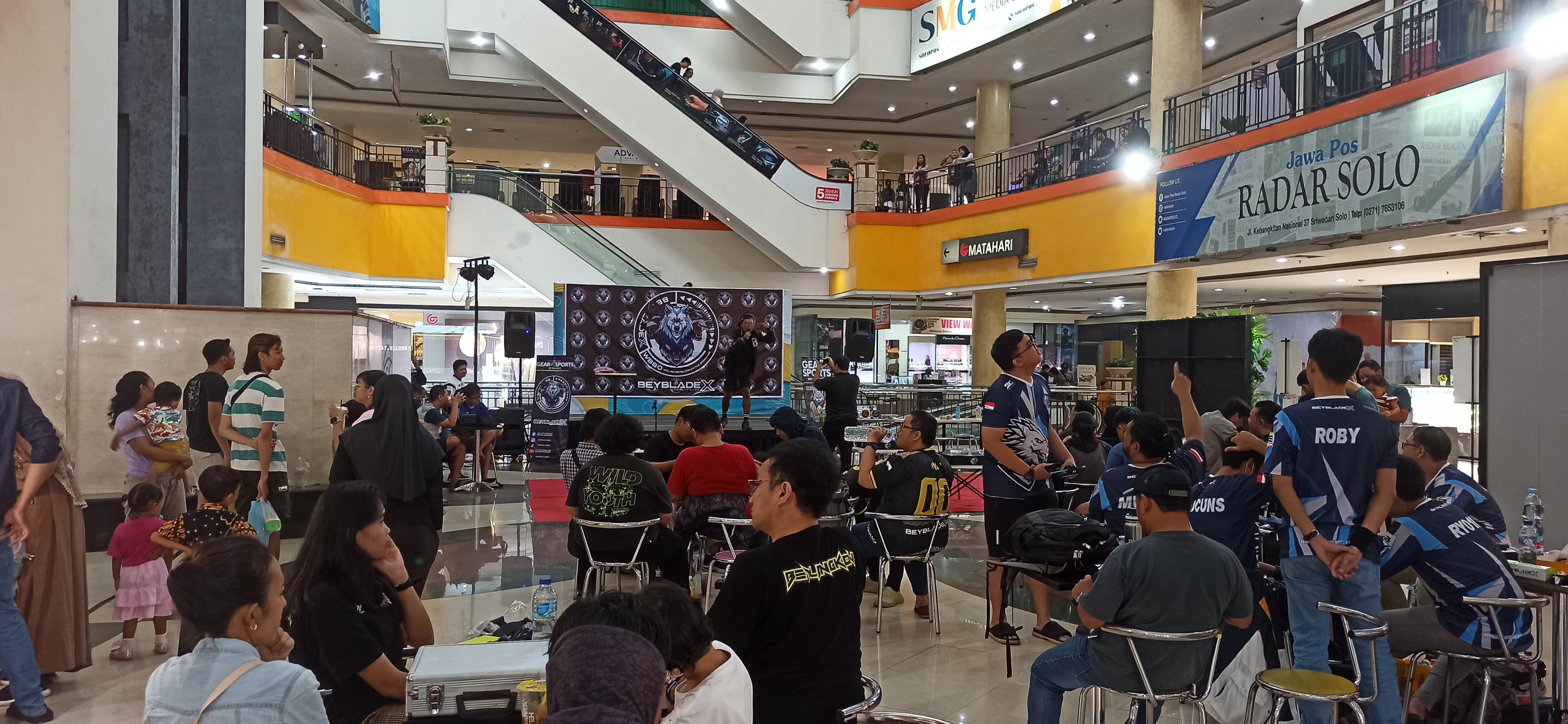 Atrium Utama Solo Grand Mall menjadi saksi semangat dan antusiasme lebih dari 70 peserta yang berkumpul dalam kompetisi seru bertajuk Bayblade Competition, Minggu (20/4/2025).