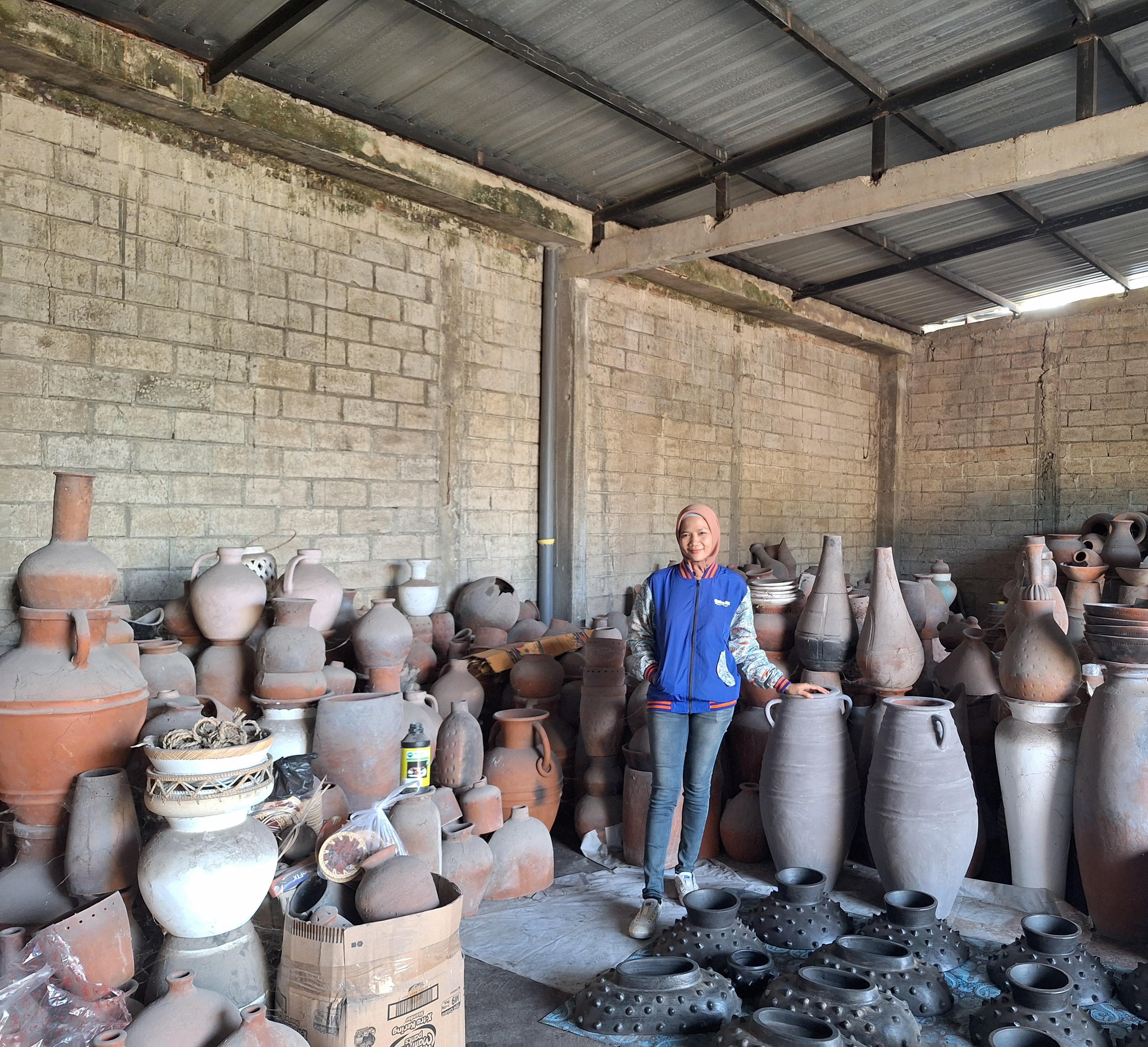 Eni,38, yang telah menjadi Mantri BRI selama 12 tahun saat melakukan pendampingan kepada klaster UMKM binaan industri gerabah, yaitu Creating Carving di Kecamatan Kediri, Lombok Barat, NTB.