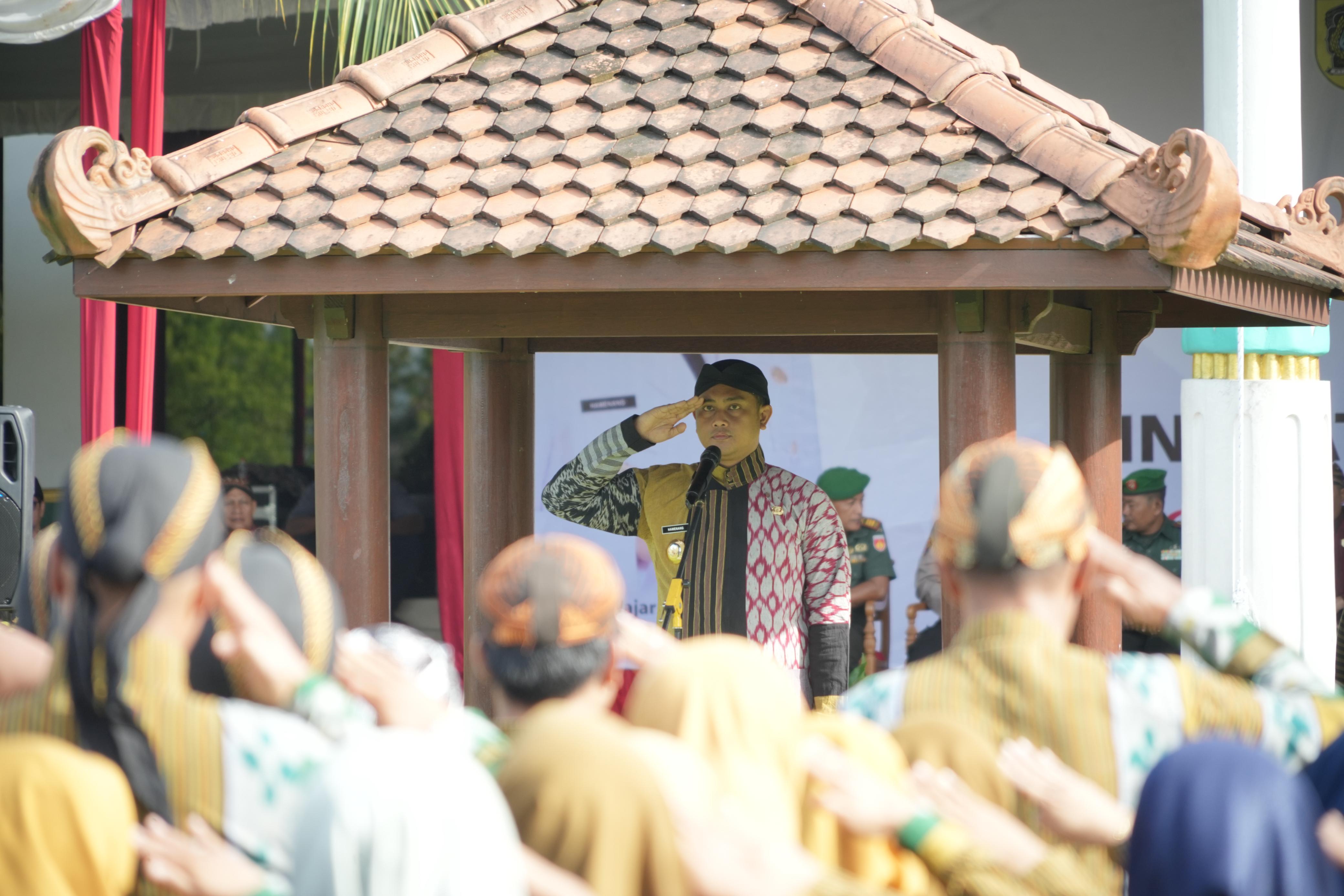Bupati Klaten Hamenang Wajar Ismoyo didaulat sebagai inspektur upacara peringatan Hari Kartini di Pendapa Pemkab Klaten, Senin (21/4/2025).