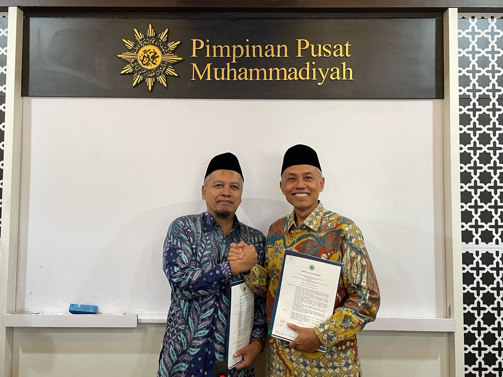 Prof. Dr. Harun Joko Prayitno (kanan)terpilih sebagai rektor UMS periode 2025&ndash;2029.