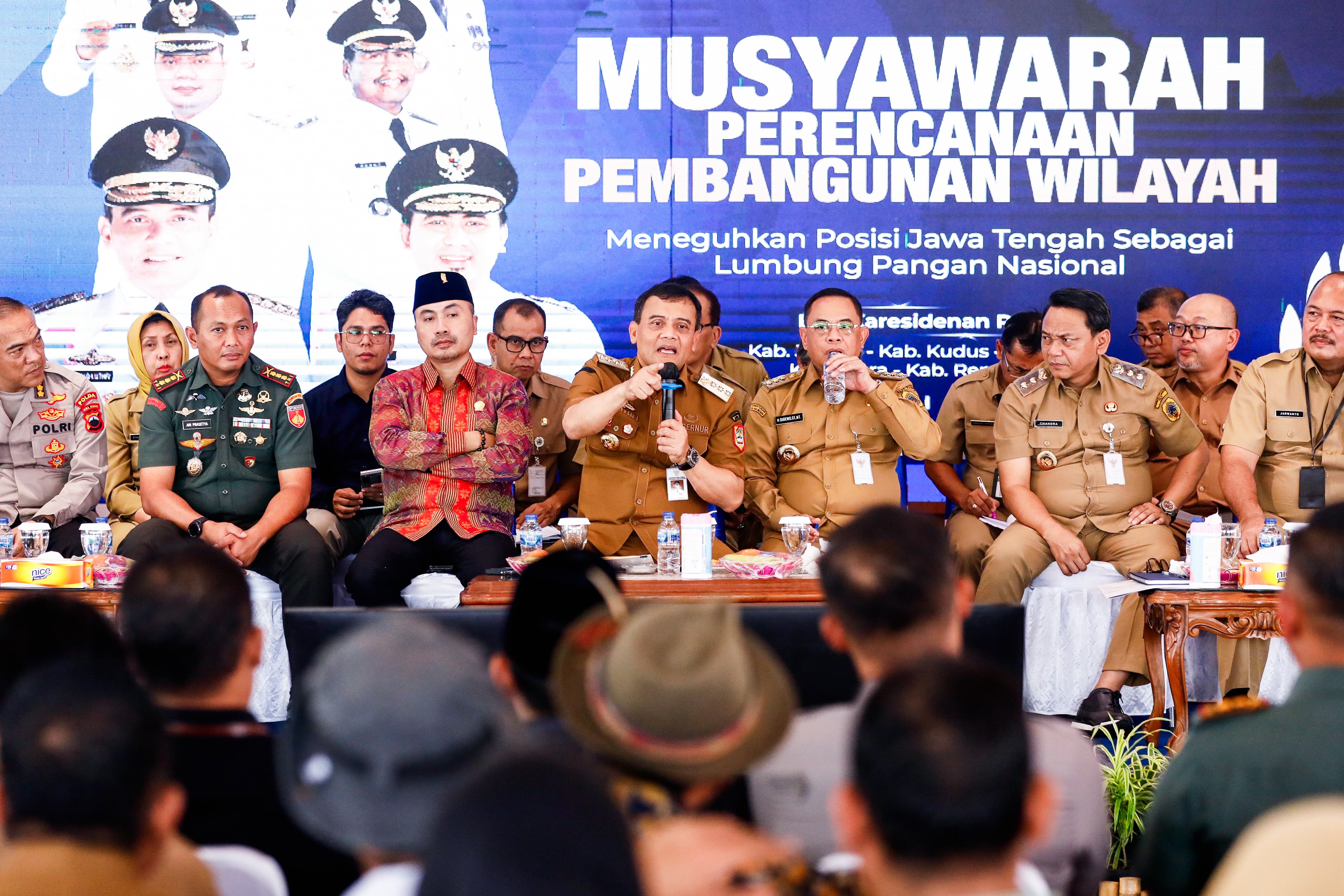 Gubernur Jateng Ahmad Luthfi memberikan arahan pada Musrenbangwil eks karesidenan Pati di Pendopo Kabupaten Pati, Senin (21/4/2025).