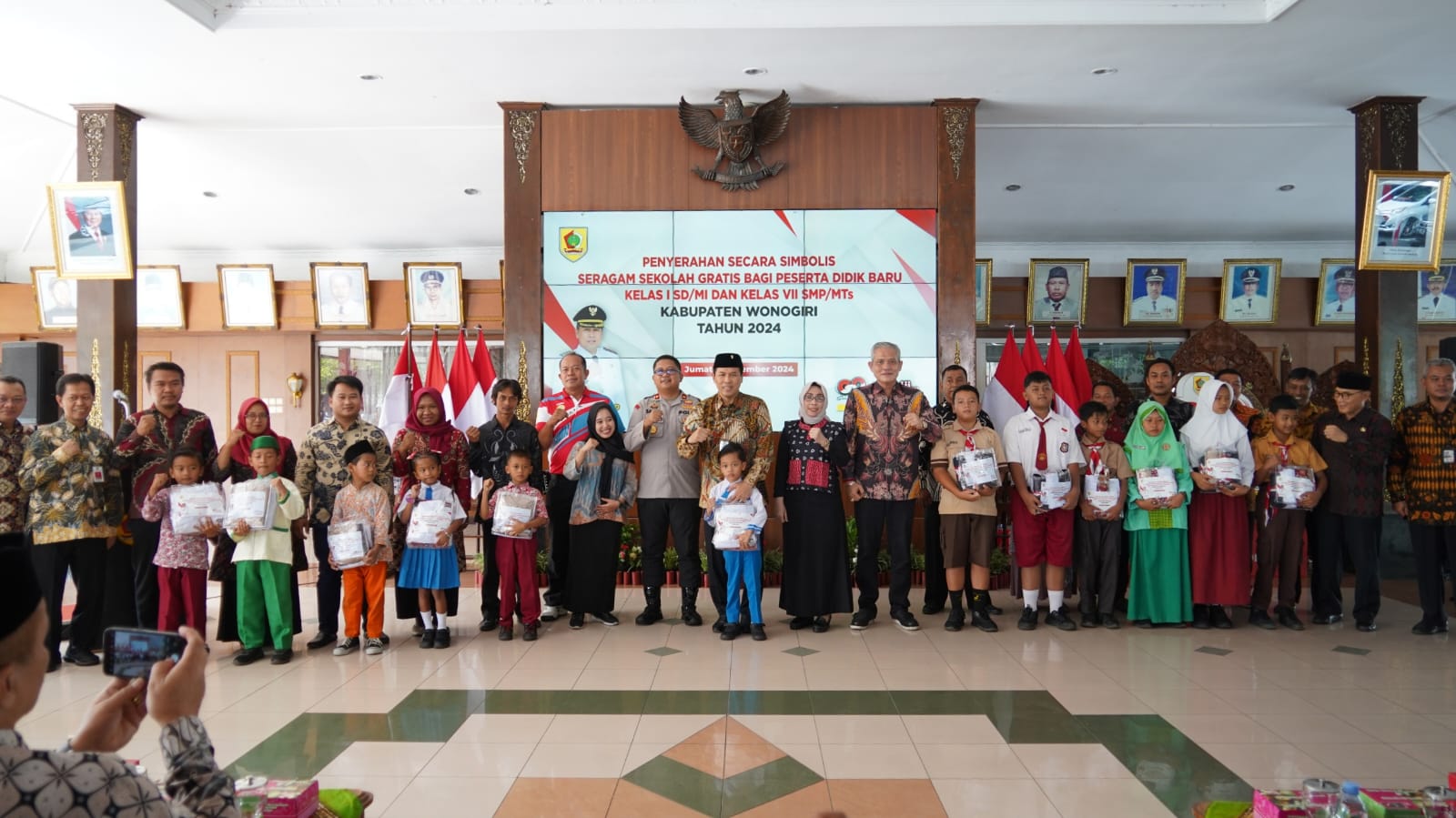 Ilustrasi penyerahan seragam gratis untuk murid SD dan SMP pada 2024 lalu.