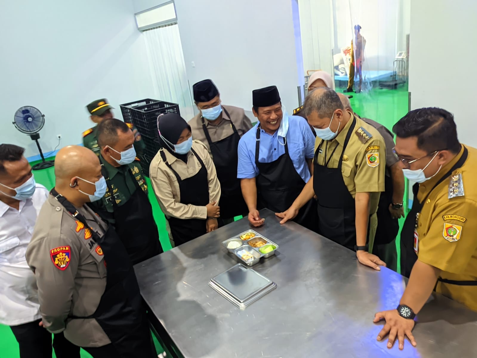 Bupati-Wabup Wonogiri Setyo Sukarno-Imron Rizkyano (kanan) cek menu di dapur mitra MBG di Kecamatan Wonogiri Kota, Senin (21/4/2025).