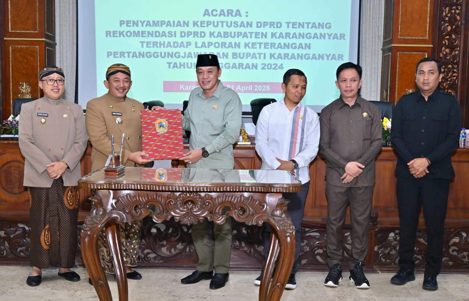 Rapat paripurna DPRD Karanganyar dengan agenda LKPj Bupati tahun anggaran 2024, Senin (21/4/2025). (Rudi Hartono/Radar Solo)
