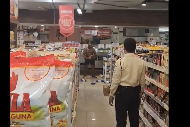 Viral seorang warga negara asing (WNA) merusak barang dan melumuri badan pakai minyak mengamuk di wilayah Kalibata City, Jakarta Selatan