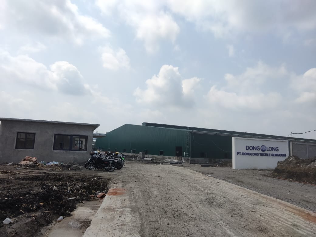 Pembangunan pabrik tekstil di Sambungmacan, Sragen yang disoal warga setempat karena belum berizin. (Ahmad Khairudin/Radar Solo)