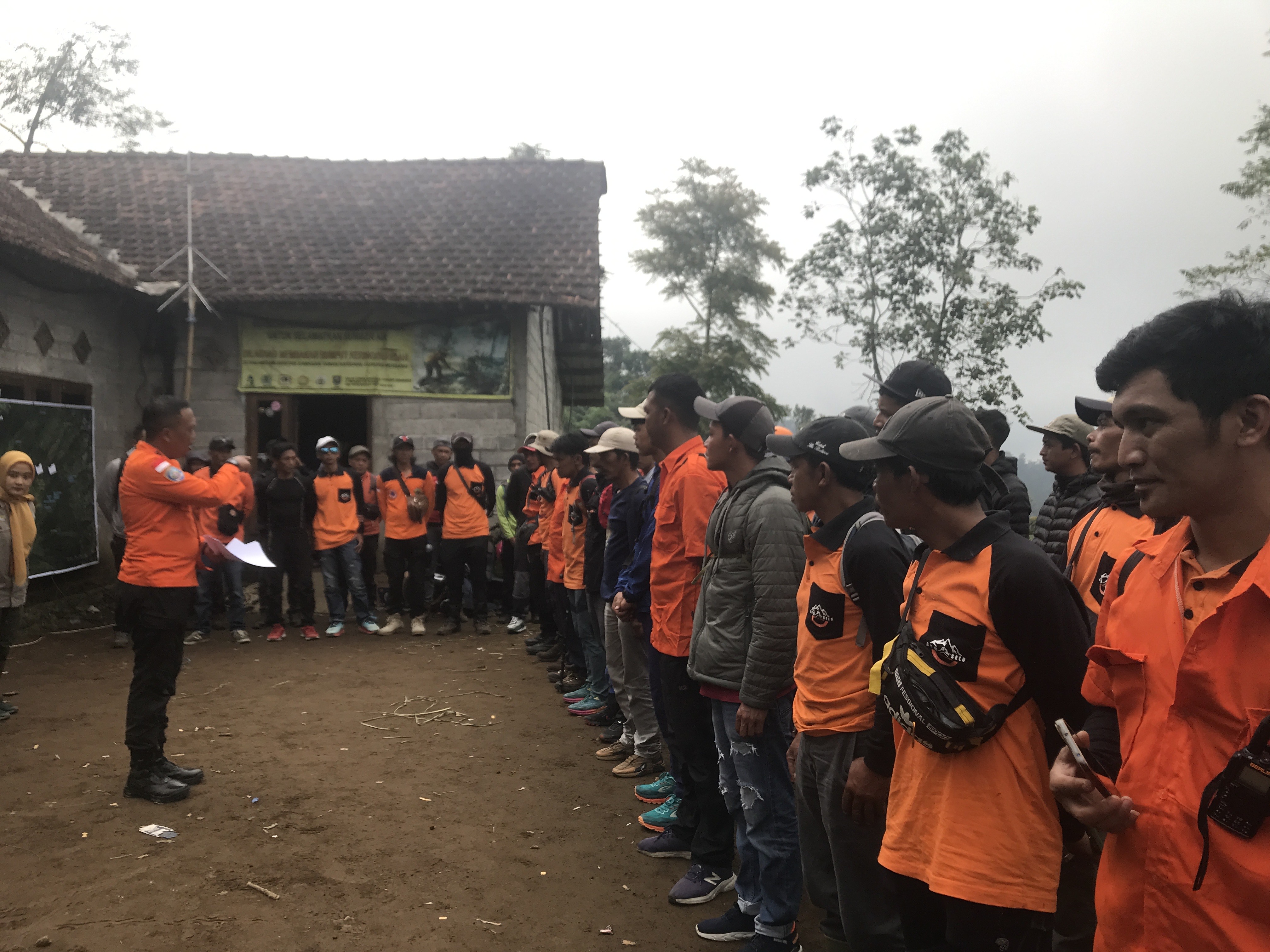 Tim SAR bersiapan mencari pendaki hilang. (Abdul Khofid/Radar Solo)