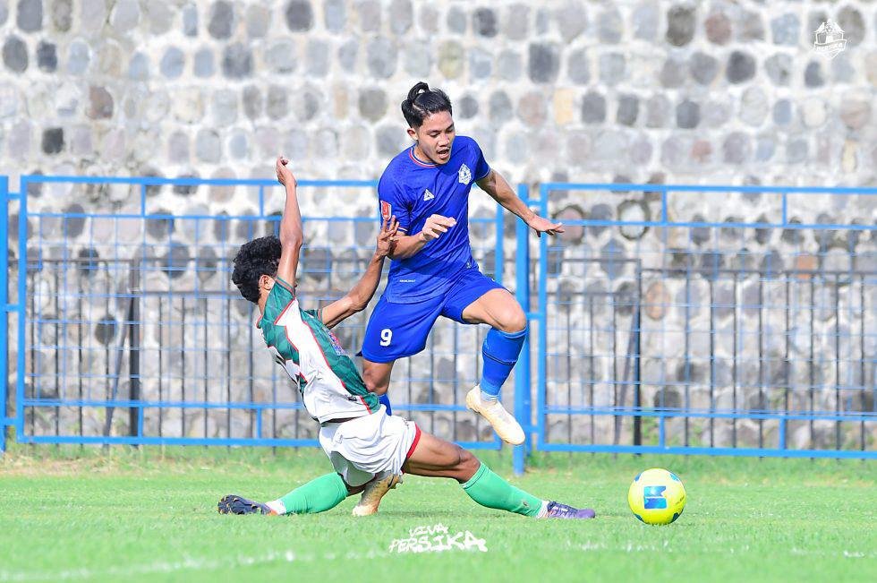 UNJUK GIGI: Striker Persika Karanganyar Haidar Nur Afif (kanan) hendak dijegal pemain PS Kwarta di Stadion Angkatan 45, Senin (21/4).
