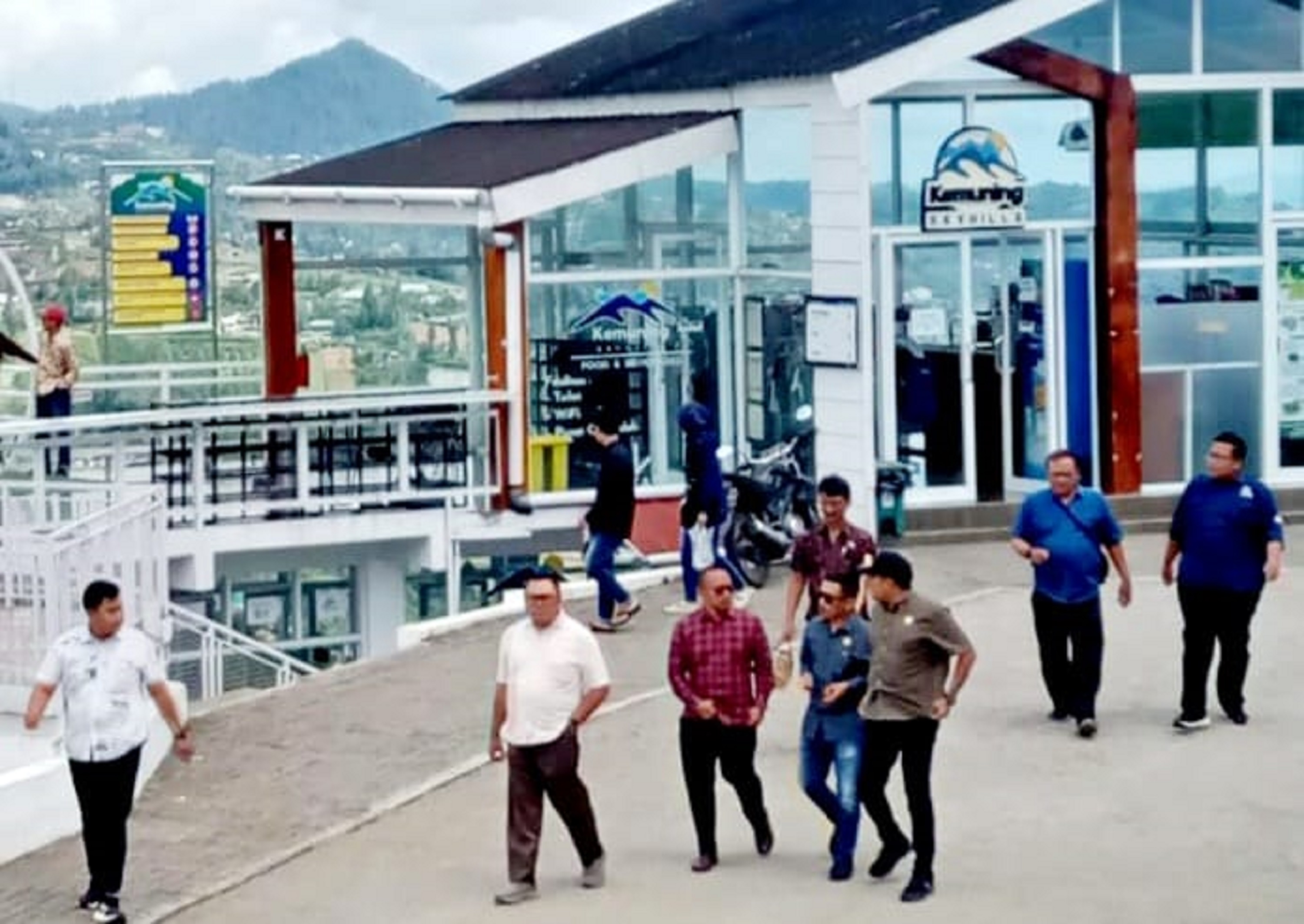 Komisi A DPRD Karanganyar sidak wisata jembatan kaca di kebun teh Kemuning, Ngargoyoso, Selasa (22/4/2025). (Rudi Hartono/Radar Solo)