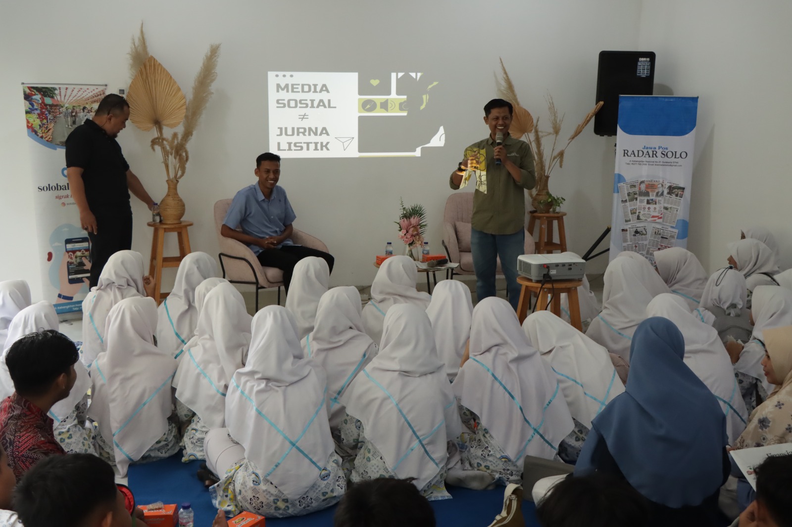 Pemimpin Redaksi Jawa Pos Radar Solo Kabun Triyatno menyosialisasikan tentang dunia media.