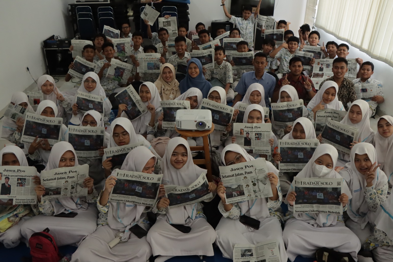 ILMU BARU: Siswa-siswi kelas VIII SMP Islam Internasional (SMPII) Al Abidin Sukoharjo mengikuti pelatihan jurnalistik di kantor redaksi Jawa Pos Radar Solo, Selasa (22/4).
