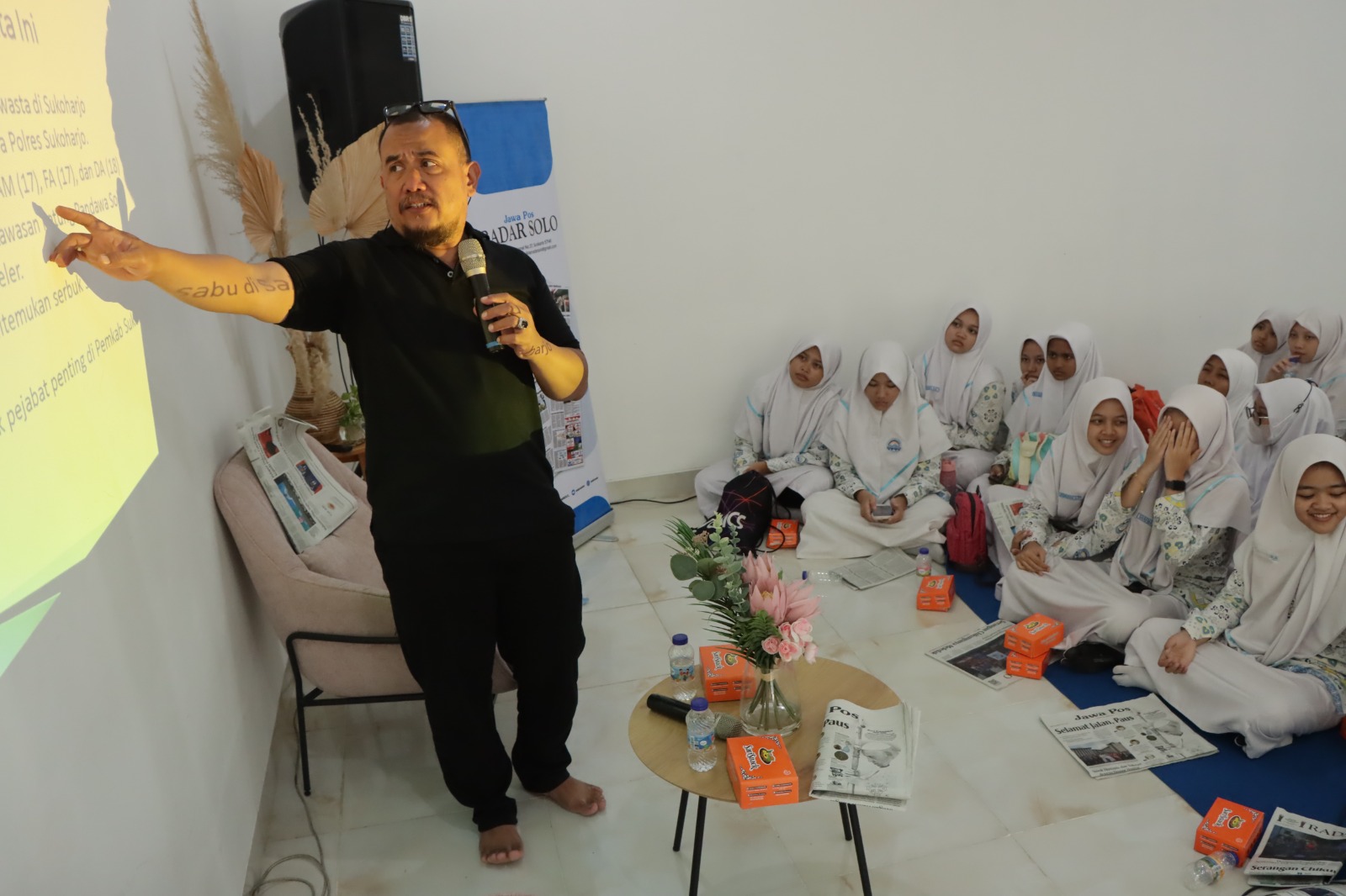 FOKUS: Wapemred Jawa Pos Radar Solo Tri Wahyu Cahyono beri materi jurnalistik ke para siswa.