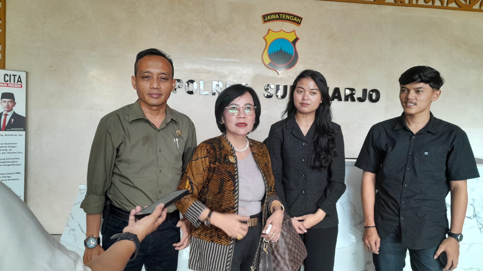 Asri Purwanti dan tim saat di Polres Sukoharjo.
