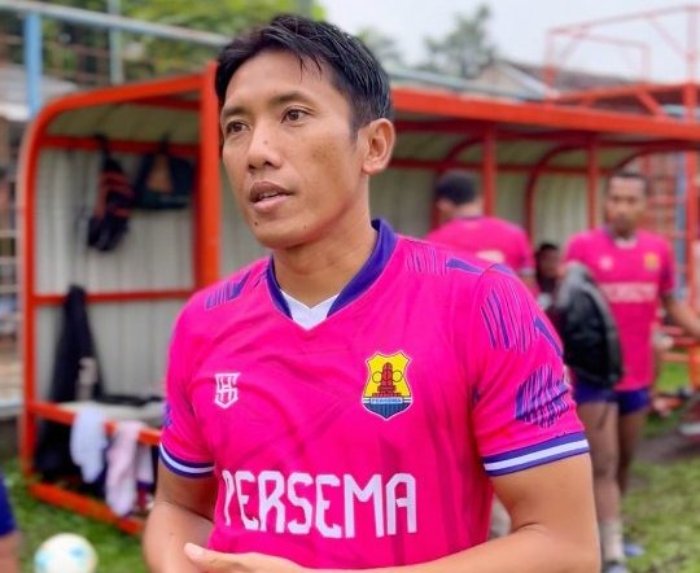 Pelatih Persema Malang Ahmad Bustomi saat memberikan komentar.