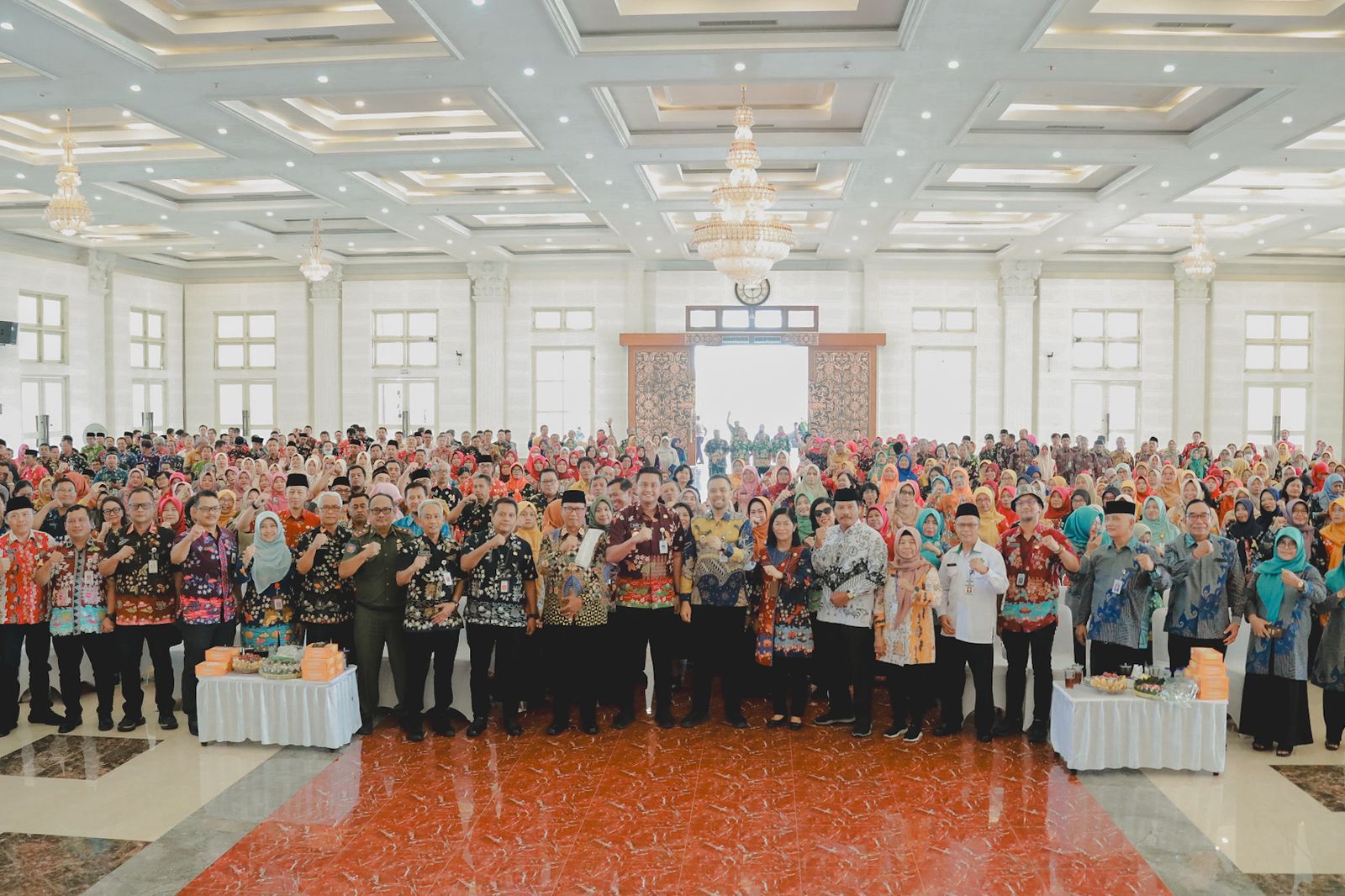 Bupati Klaten Hamenang Wajar Ismoyo berfoto bersama peserta halalbihalal yang digelar oleh Dinas Pendidikan  di Grha Bung Karno, Klaten Tengah.&nbsp;
