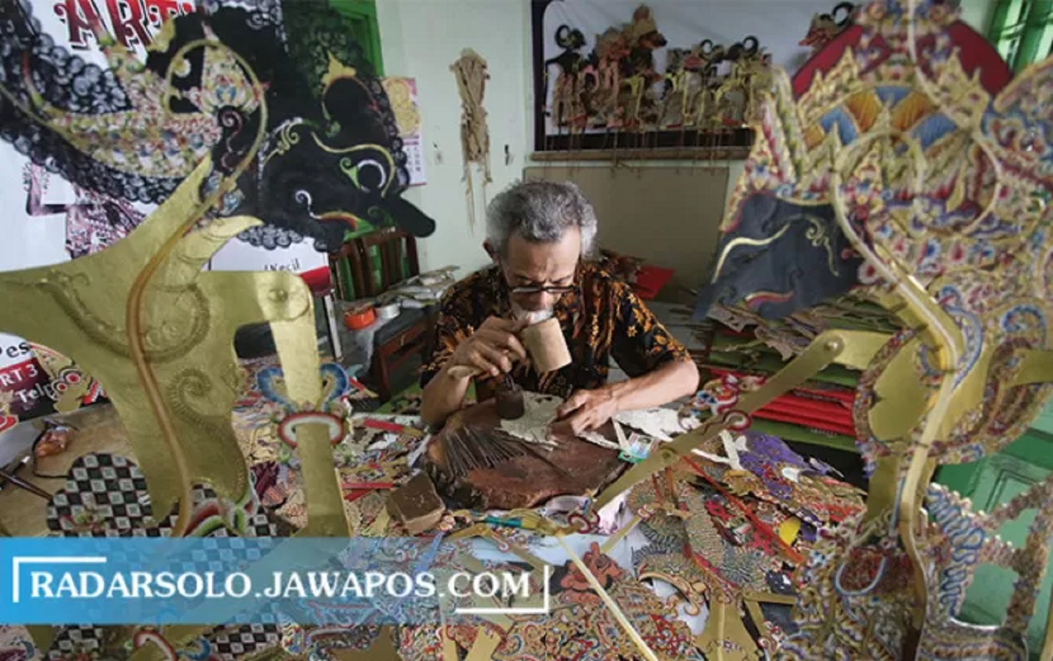 Kerajinan tatah sungging (Arief Budiman/Radar Solo)