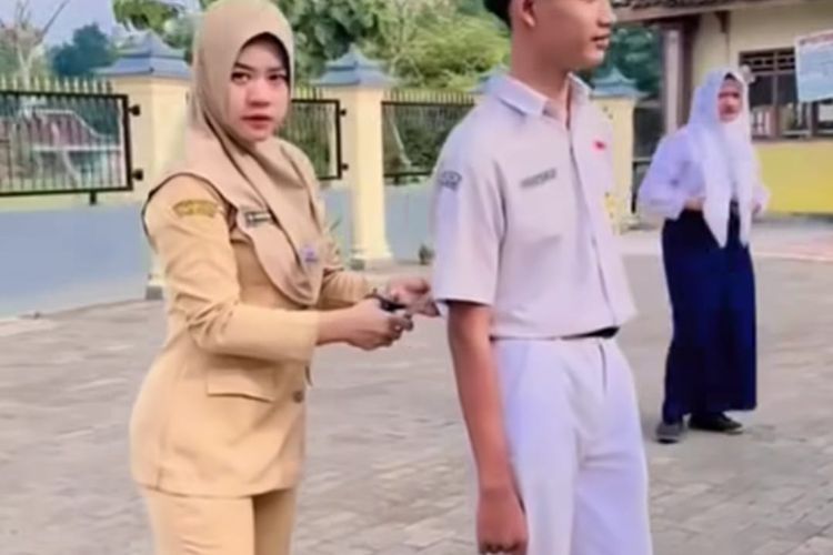 Tangkapan layar Video guru SMP 5 PGRI Sukodono Sragen yang memotong seragam sekolah muridnya.