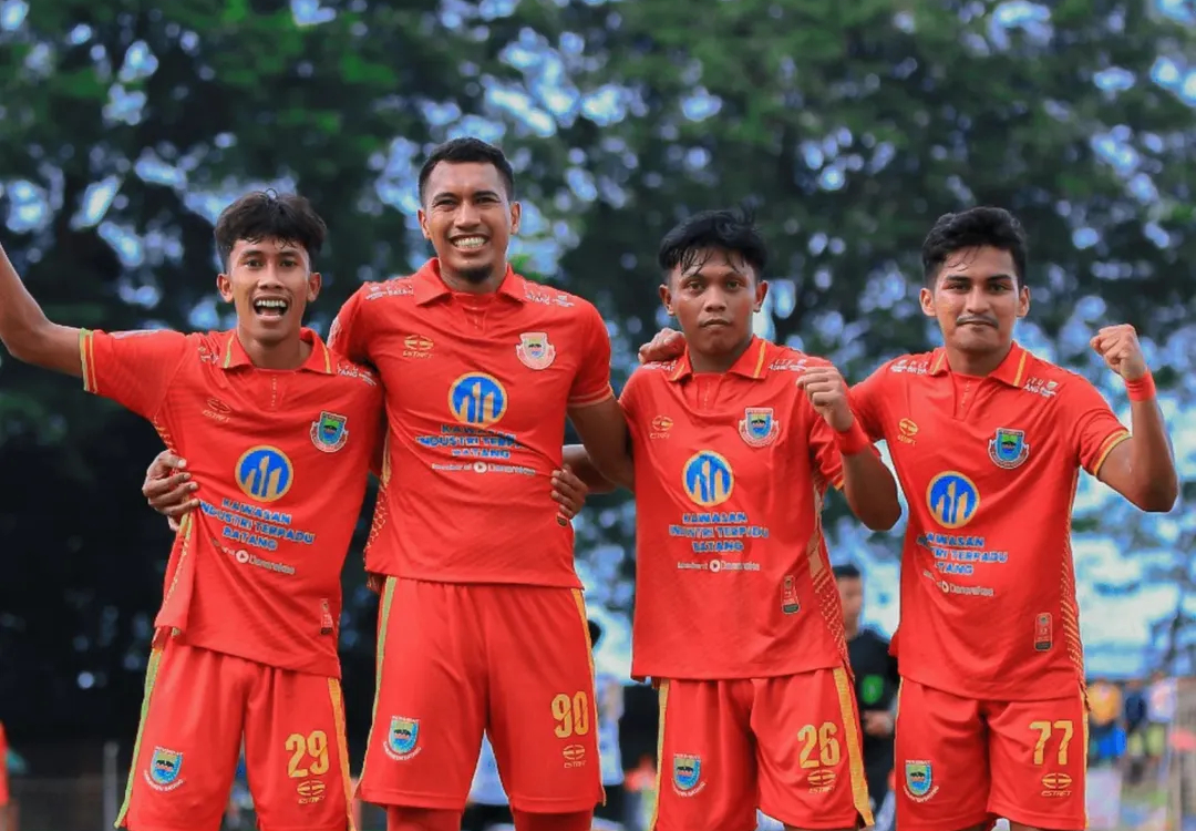 Pemain Persibat Batang meraih kemenangan di Liga 4 nasional.