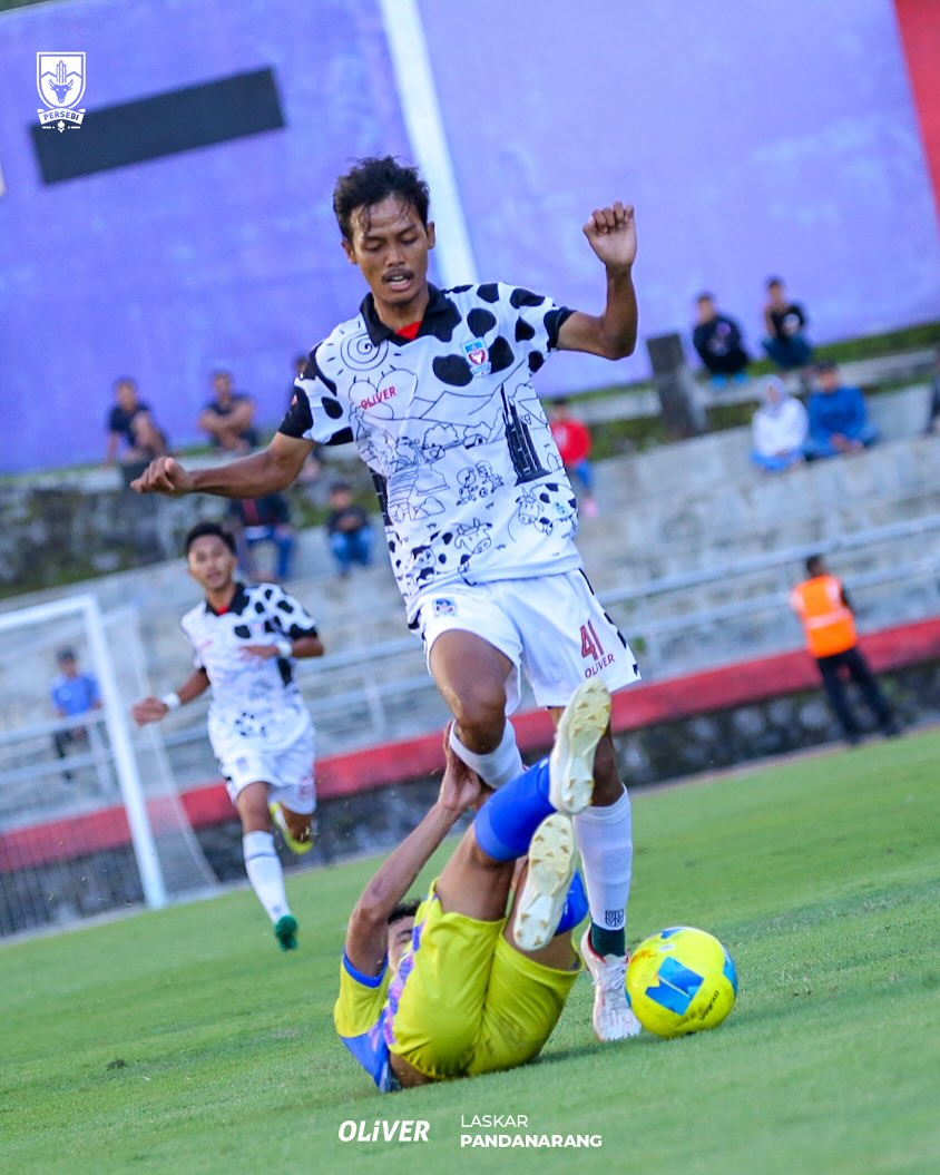 BERJIBAKU: Laga Persebi Boyolali melawan Persidom Dompu di Stadion Kebo Giro, Rabu 23/4).