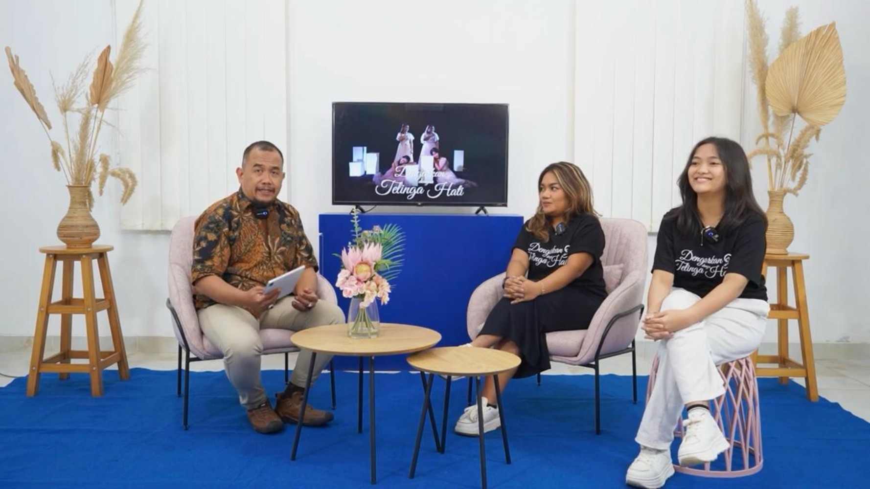 Host Talkshow RadarSolo TV berbincang dengan Hana Wattimena (tengah) dan Maria Agnes penyanyi lagu Dengarkan dengan Telinga Hati.