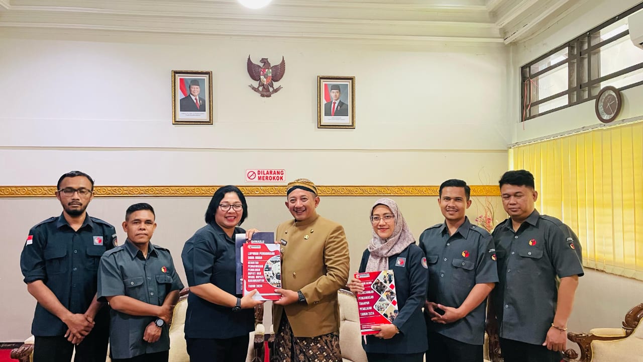 Bawaslu Karanganyar menyerahkan laporan penggunan dana hibah pelaksanaan pengawasan Pemilihan Kepala Daerah Tahun 2024 ke Bupati Karanganyar Rober Christanto. (Rudi Hartono/Radar Solo)