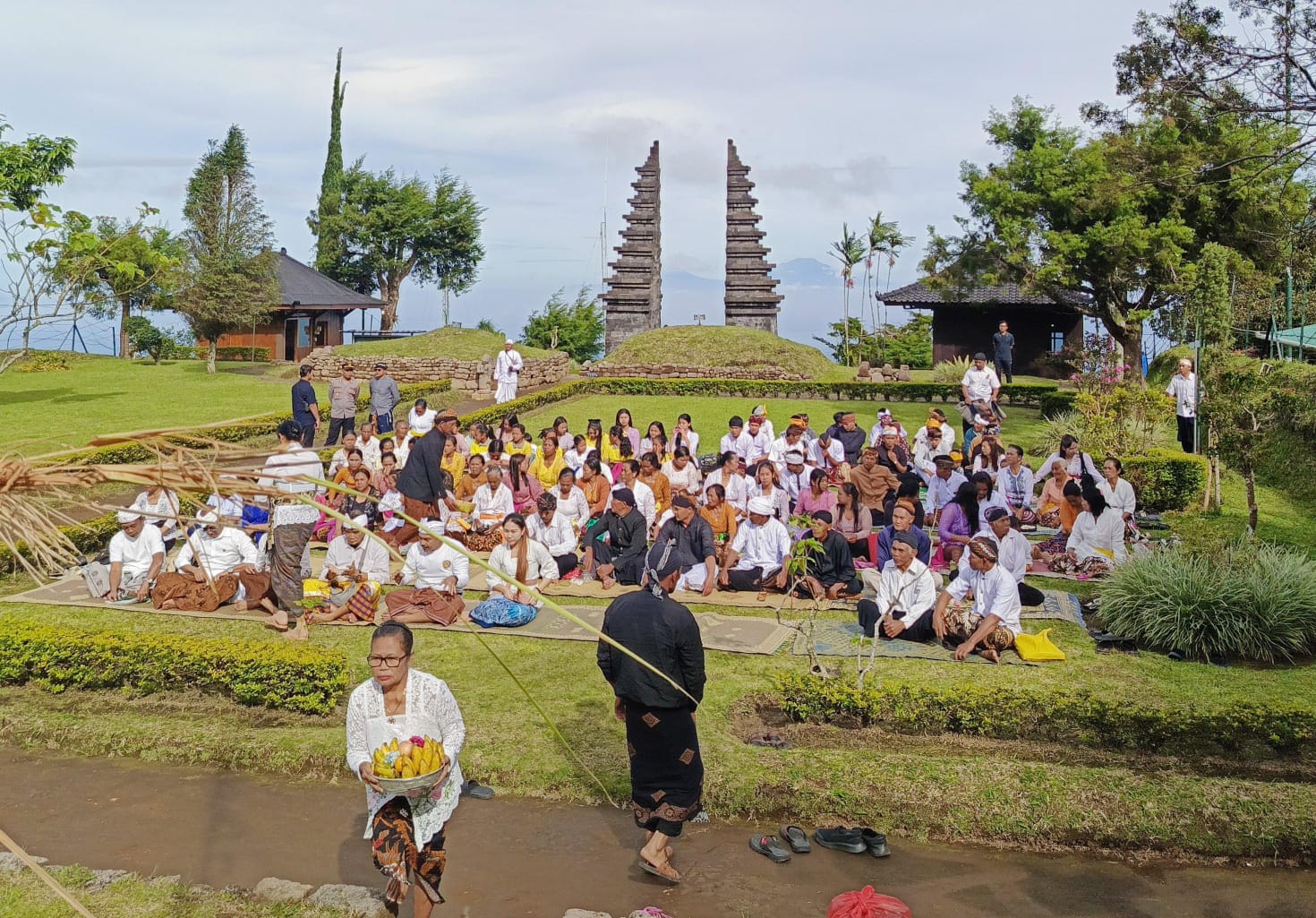 Umat Hindu di lereng Gunung Lawu Karanganyar mengikuti upacara Galungan di Candi Cetho, Menawi, Karanganyar, Rabu (23/4/2025). (Rudi Hartono/Radar Solo)