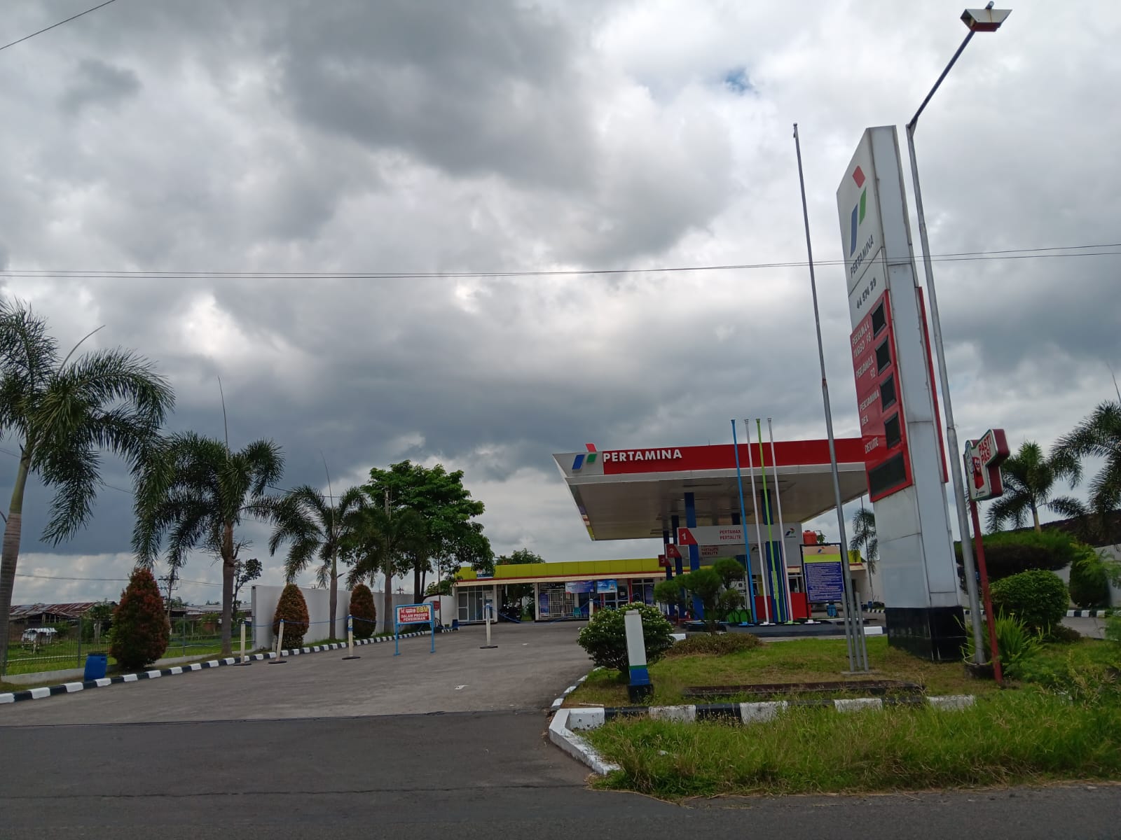 Kondisi terkini SPBU Trucuk, Klaten yang ditemukan kasus BBM tercampur air pasca diusut polisi. (Angga Purenda/Radar Solo)