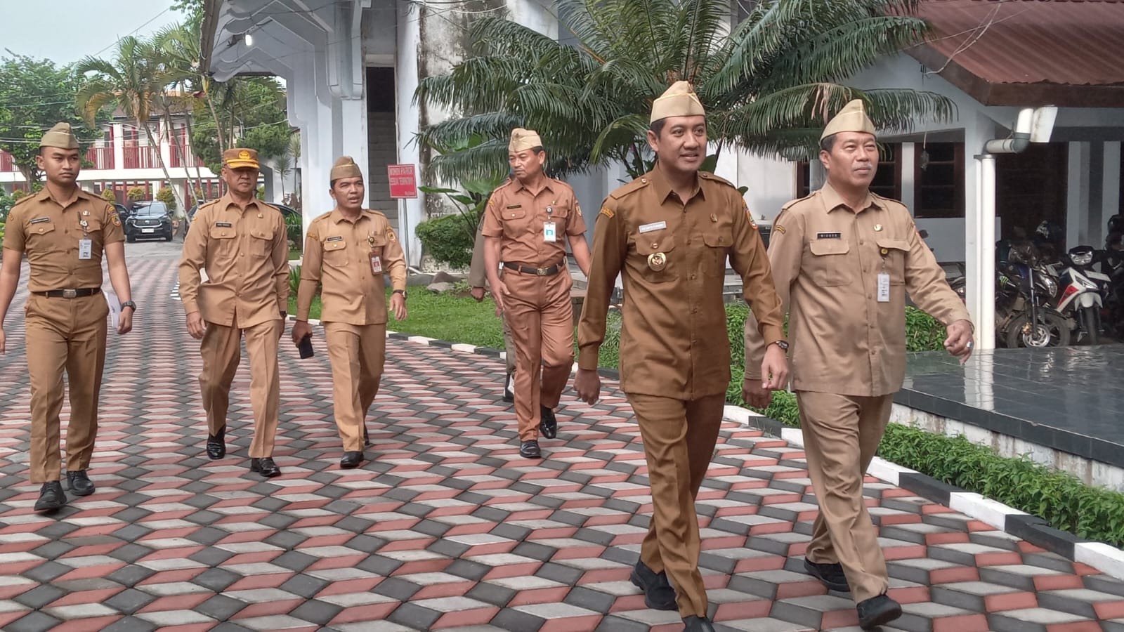 Ilustrasi Sekda Sukoharjo Widodo (kanan) mendampingi Wakil Bupati Sukoharjo Eko Sapto Purnomo sesaat sebelum apel pagi, belum lama ini.