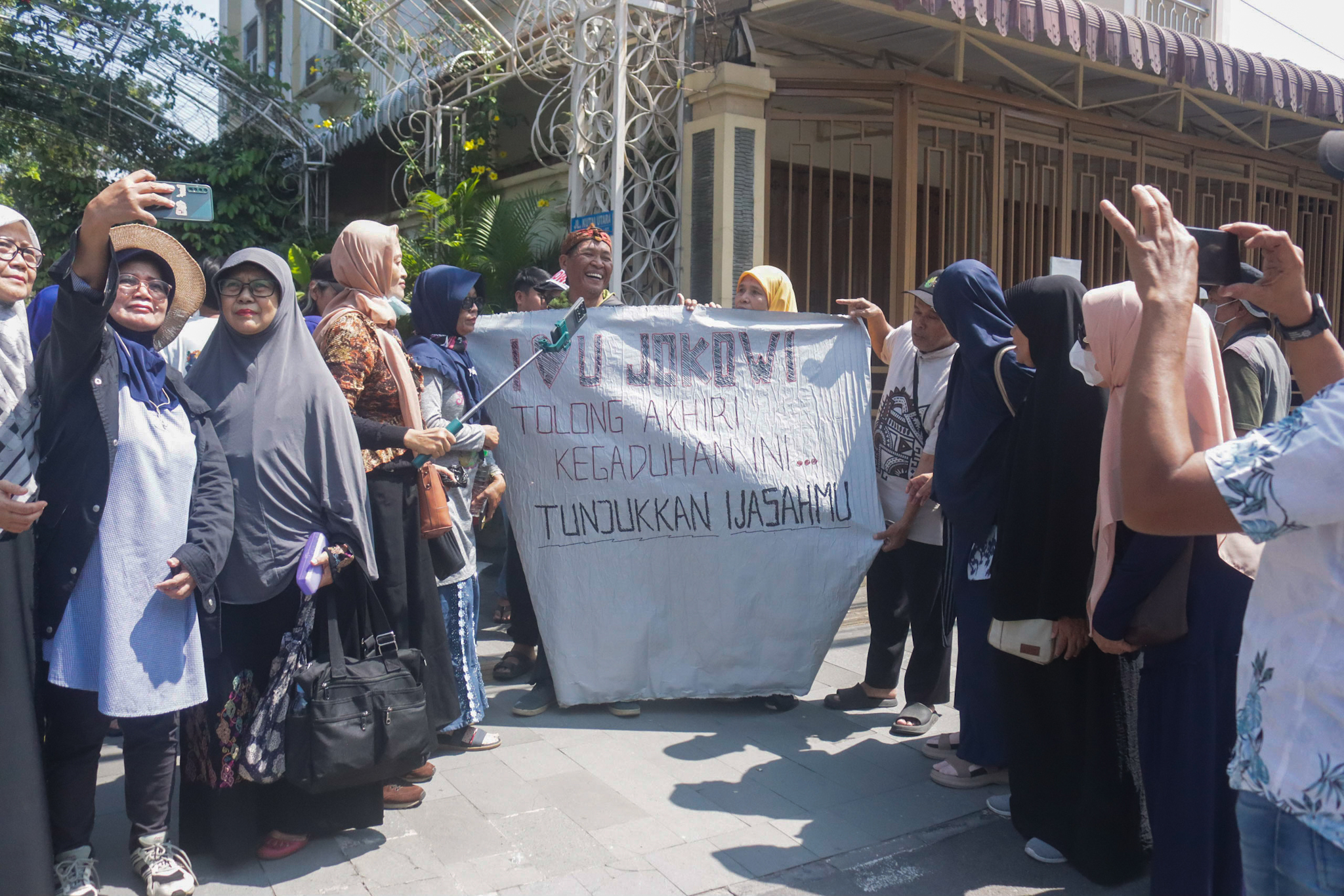 Massa TPUA gelar aksi di depan rumah mantan presiden Jokowi 16 April 2025. (M Ihsan/Radar Solo)