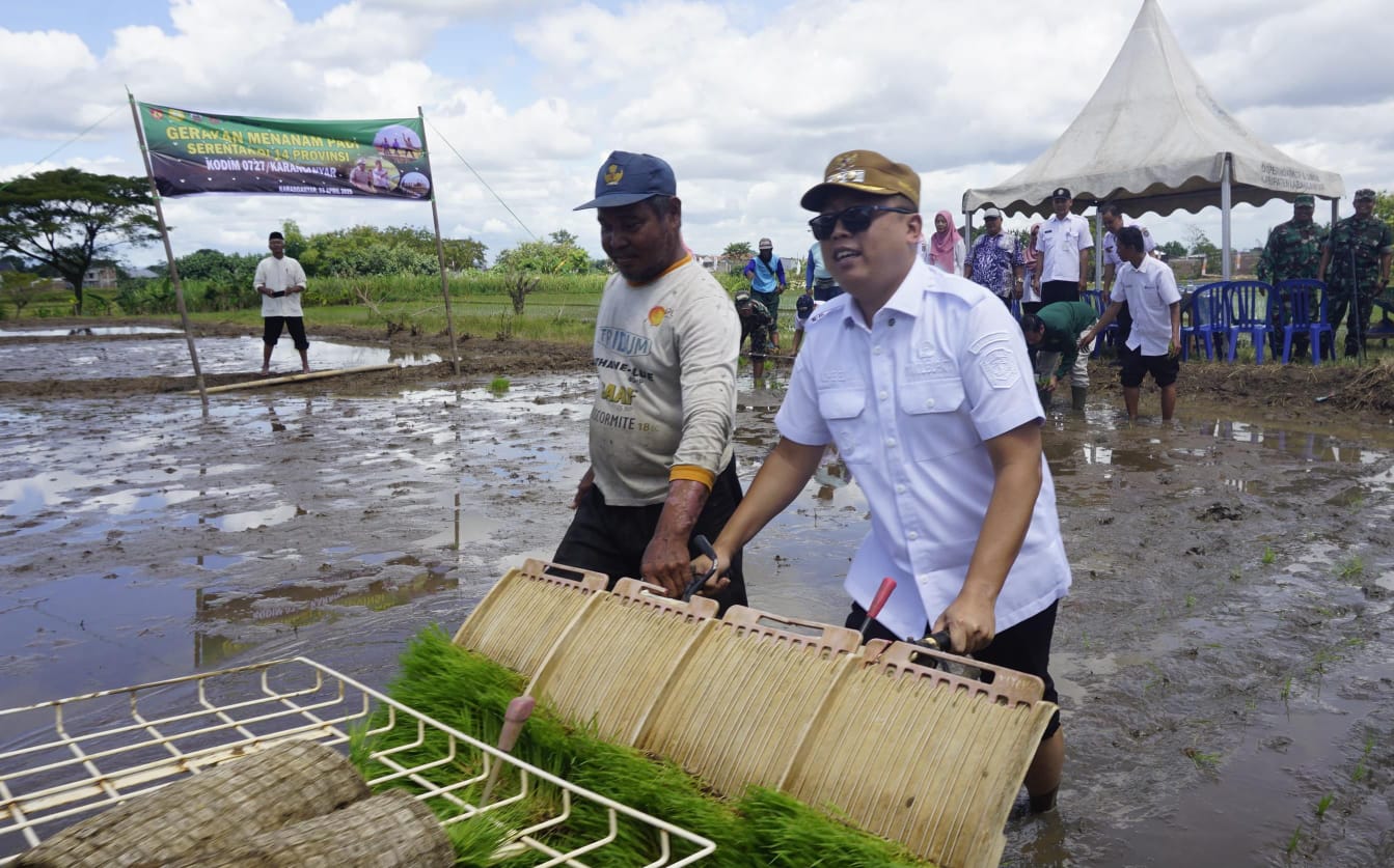 Wakil Bupati Karanganyar Adhe Eliana (kanan) saat menghadiri gerakan tanam padi serentak, Rabu (23/4/2025). (Rudi Hartono/Radar Solo)