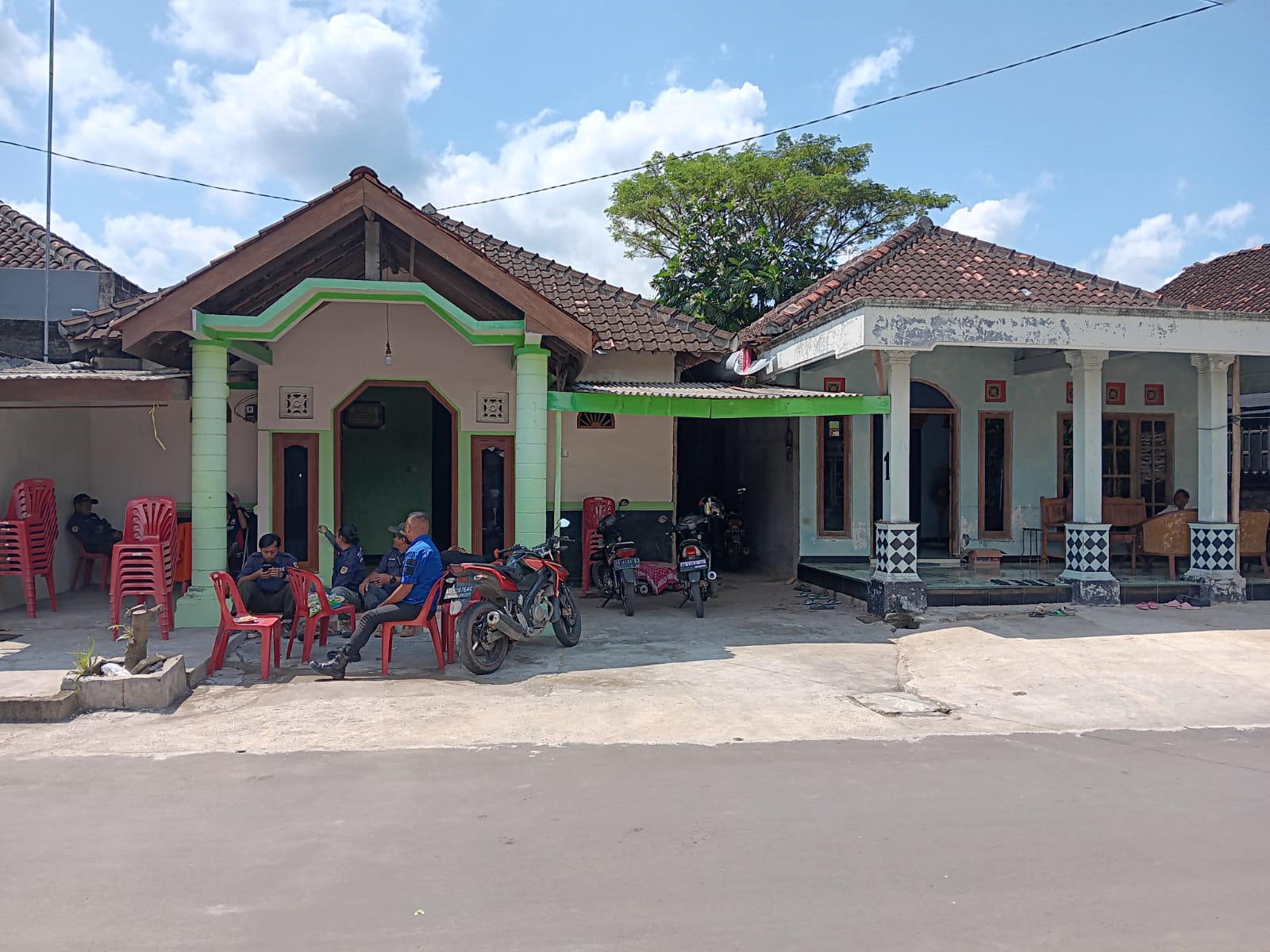 Suasana di sekitar lokasi Desa Karangturi, Gantiwarno, Klaten yang menjadi tempat ratusan warga sempat keracunan setelah menyantap makanan. (Angga Purenda/Radar Solo)