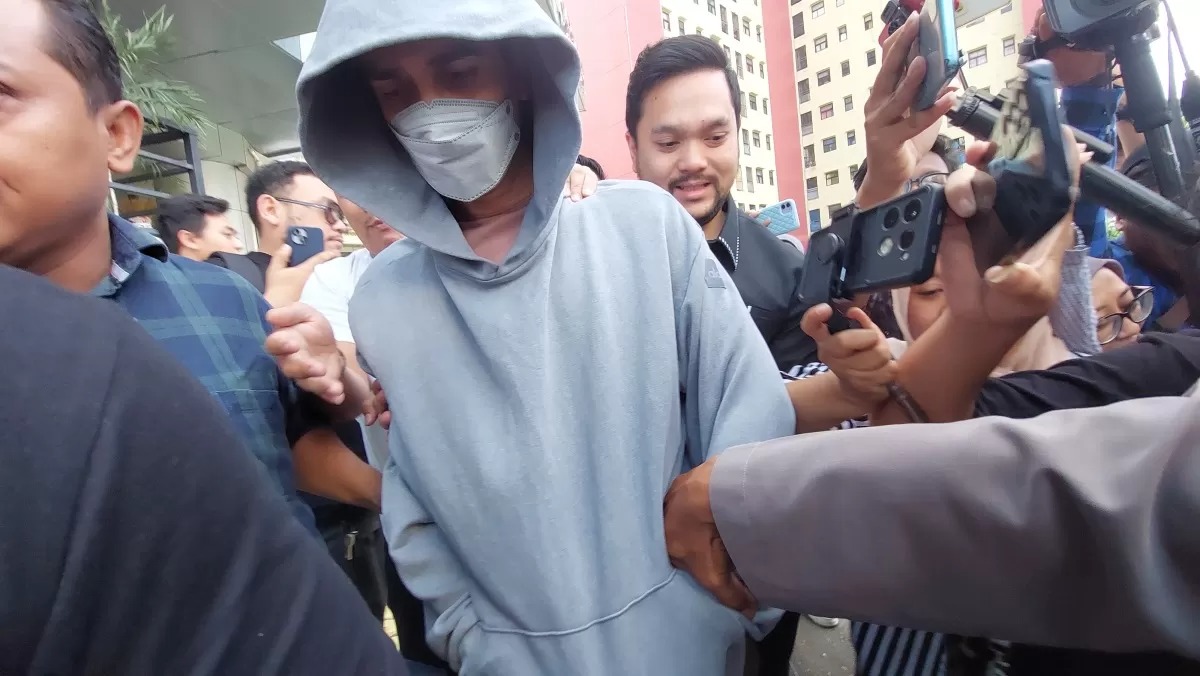 Aktor Fachri Albar alias FA dibawa ke klinik Polres Jakarta Barat guna menjalani pemeriksaan kesehatan, Rabu (23/4/2025).
