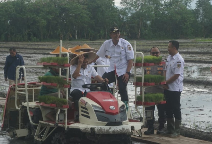 Bupati Klaten Hamenang Wajar Ismoyo saat mendampingi Gubernur Jawa Tengah Ahmad Luthfi di area persawahan Desa Puluhan, Kecamatan Trucuk, Klaten, Rabu (23/4/2025).&nbsp;