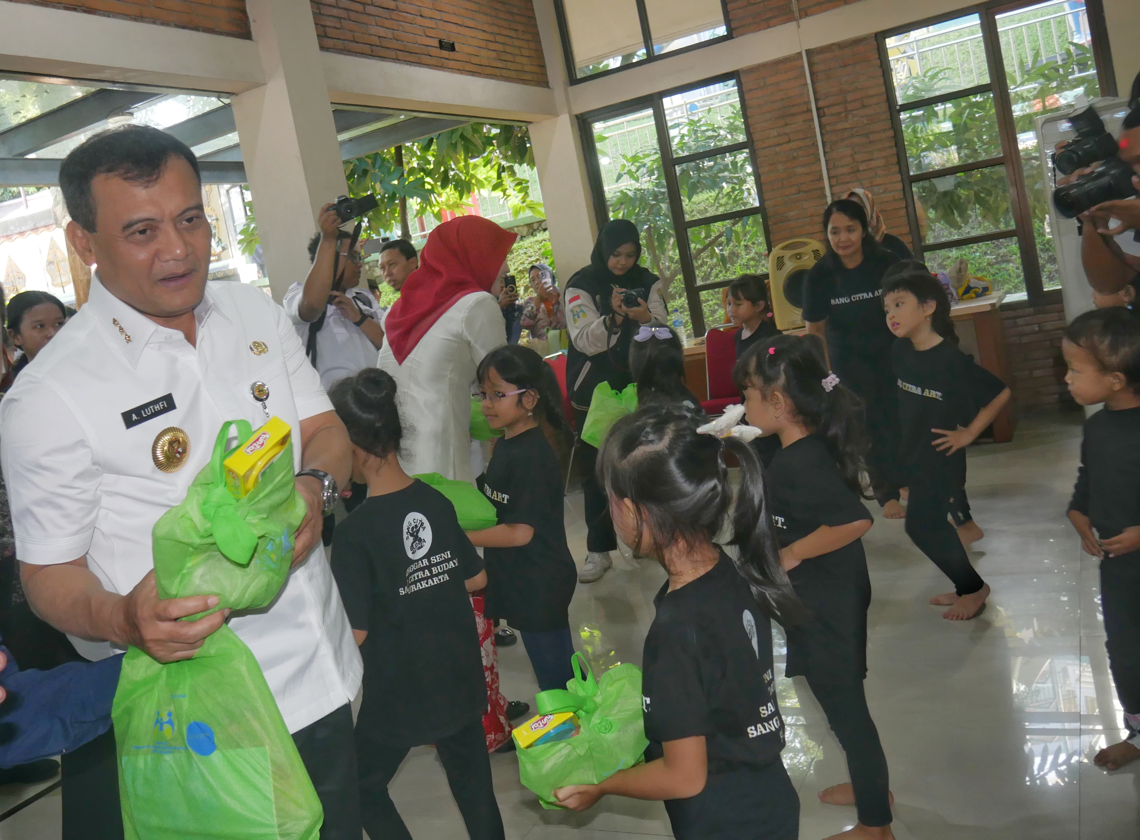 Gubernur menyapa anak-anak yang sedang berlatih tari di kompleks Taman Cerdas Jebres, Solo, Rabu (23/4/2025).