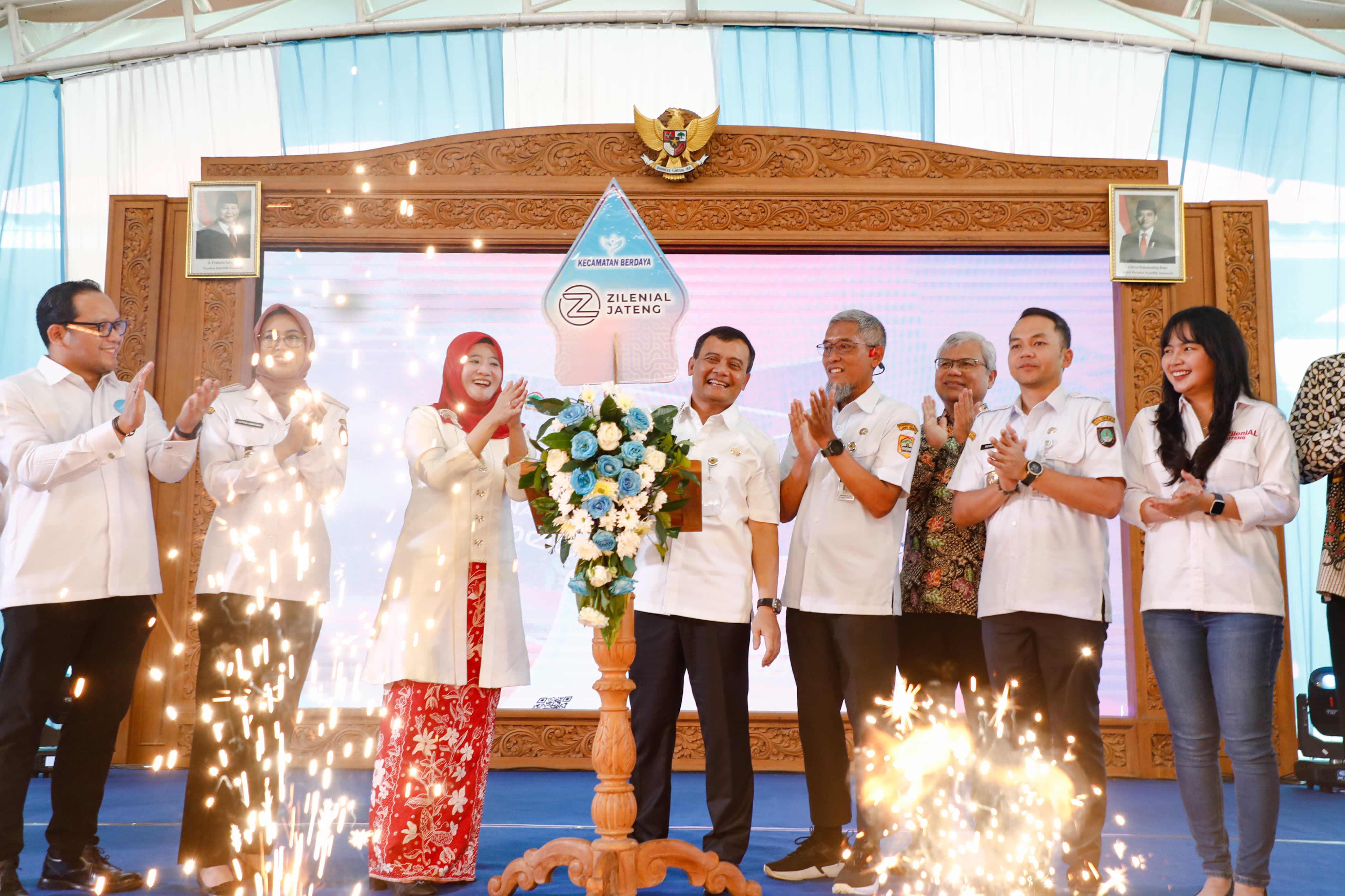 Gubernur Jateng Ahmad Luthfi meluncurkan program Kecamatan Berdaya di Taman Cerdas Jebres, Solo, Rabu (23/4/2025).