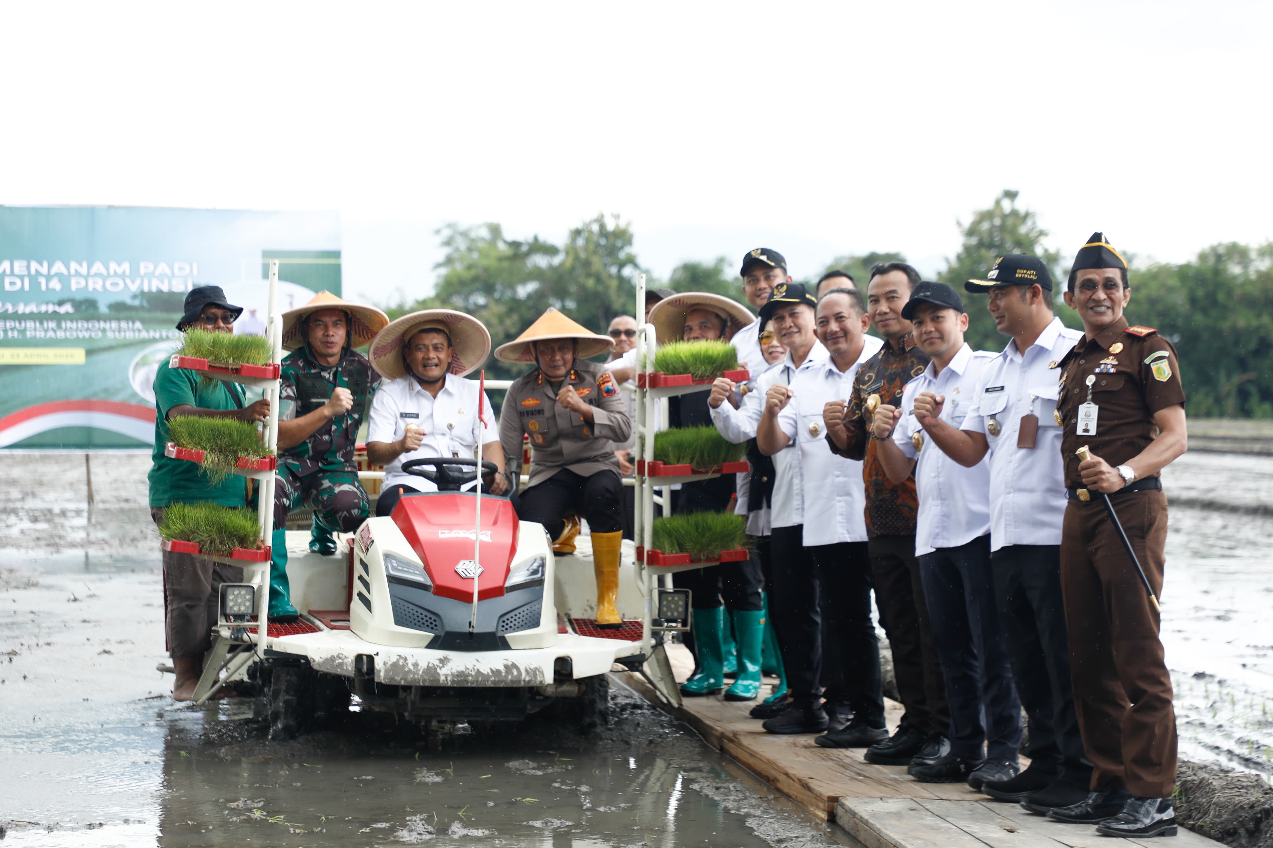 Gubernur Jateng Ahmad Luthfi bersama kapolda dan pangdam serta bupati/walikota se Solo Raya dalam kegiatan tanam padi di Trucuk, Klaten, Rabu (23/4/2025).
