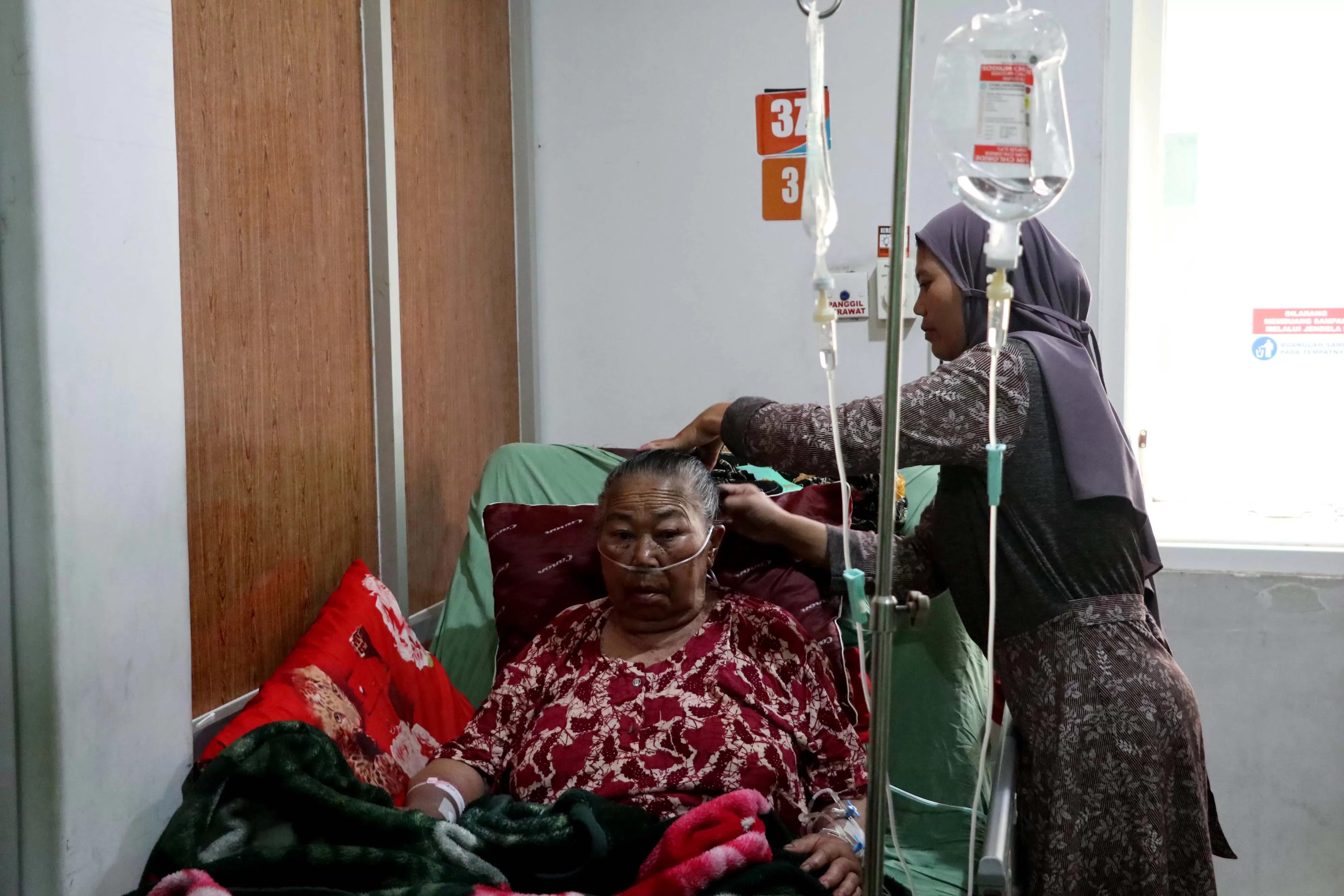 Mbok Yem saat menjalani perawatan di RSUA Ponorogo.