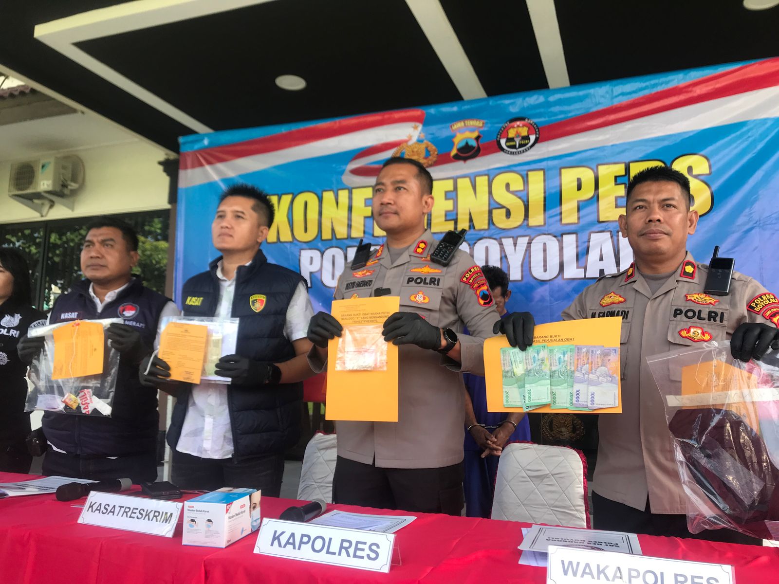 Kapolres Boyolali AKBP Rosyid Hartanto (dua dari kanan) tunjukkan barang bukti pil koplo yang disita dari tangan pedagang mi ayam dan bakso, Rabu (23/4/2025).