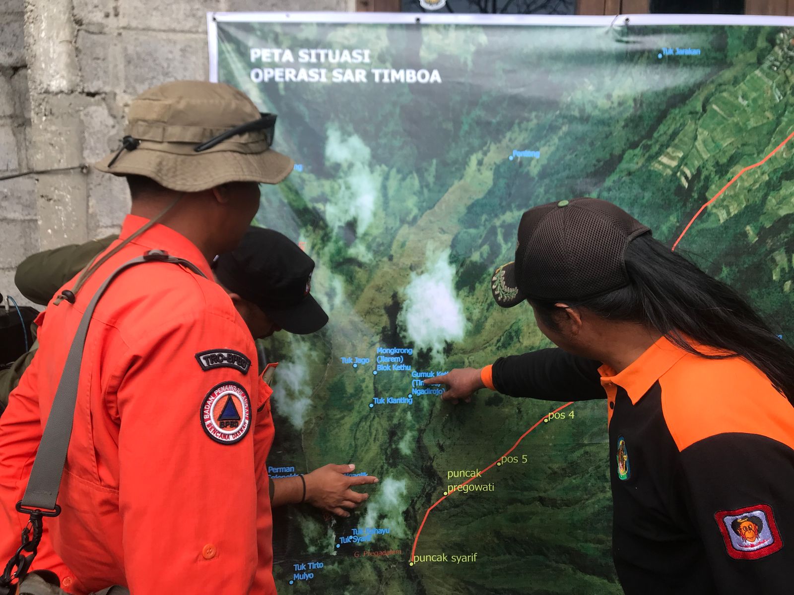 Tim SAR gabungan mengamati peta jalur pendakian di kawasan Gunung Merbabu untuk memudahkan pencarian pendaki yang hilang sejak Jumat (18/4/2025).
