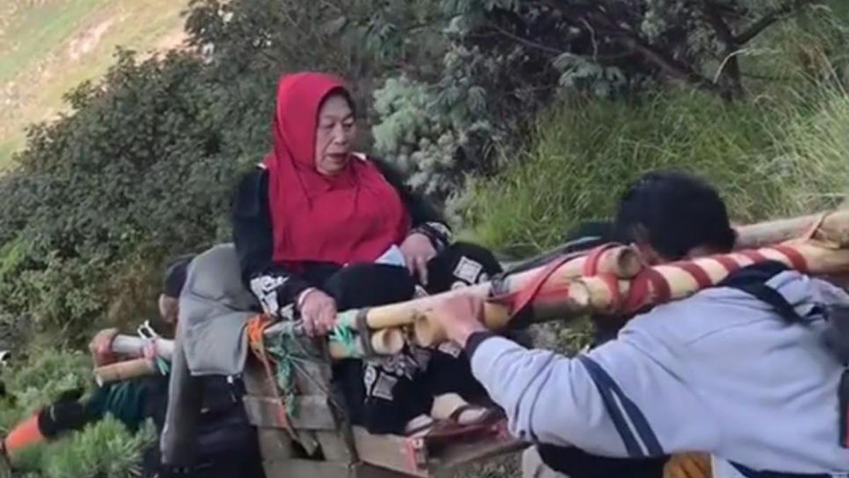 Kabar duka datang dari dunia pendakian Indonesia. Mbok Yem, sosok legendaris penjaga warung di puncak Gunung Lawu meninggal dunia