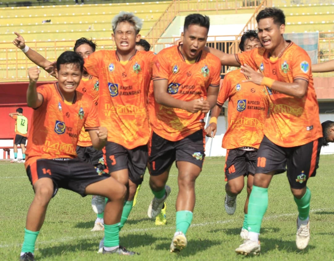 Persebri Batanghari FC merayakan golnya di Liga 4 nasional.