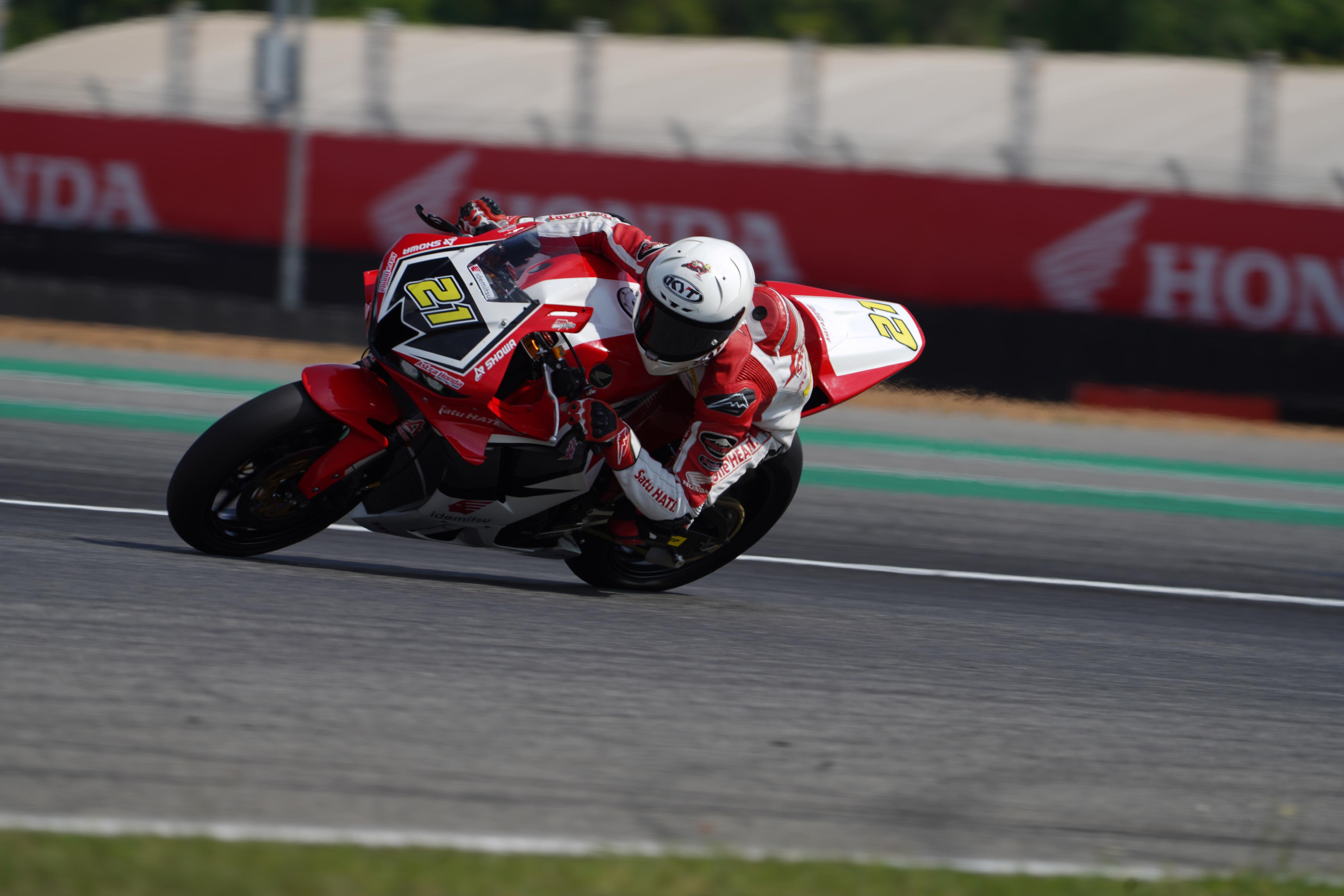 Di kelas Asia Superbike 1000 (ASB1000), Andi Farid Izdihar, lulusan Astra Honda Racing School (AHRS) 2010, akan menjadi andalan AHRT.
